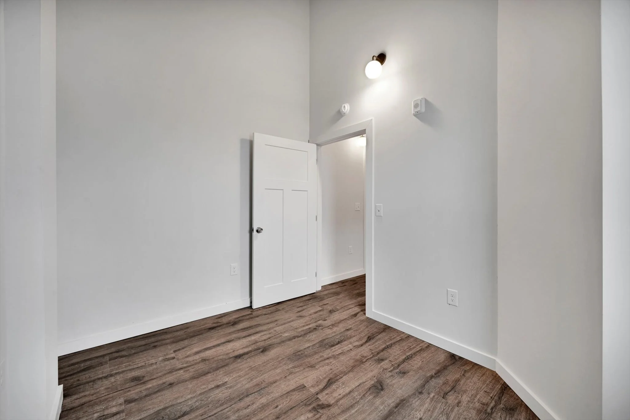 26-Apartment 314 - Bedroom.jpg