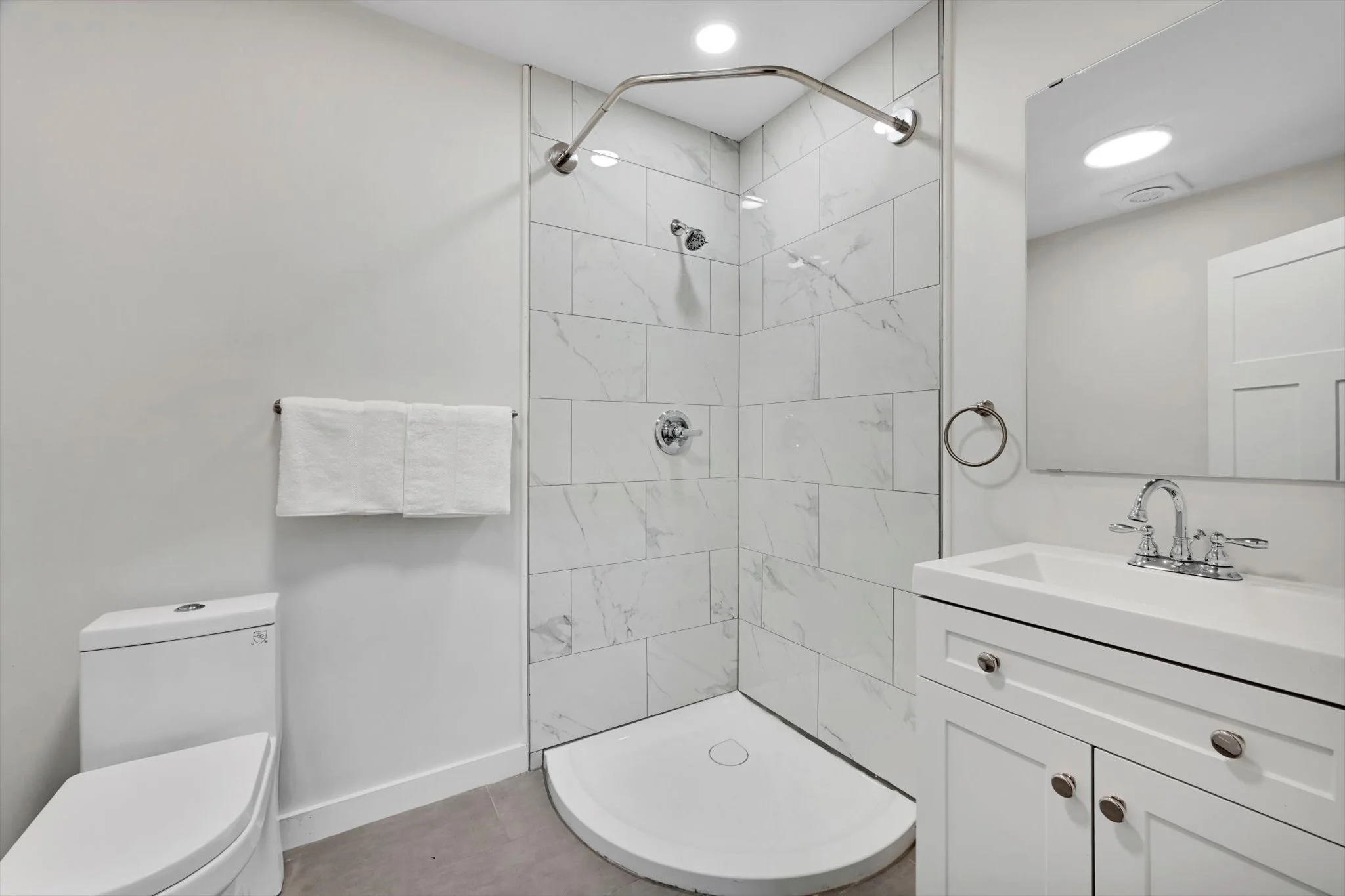 29-Apartment 314 - Bathroom.jpg