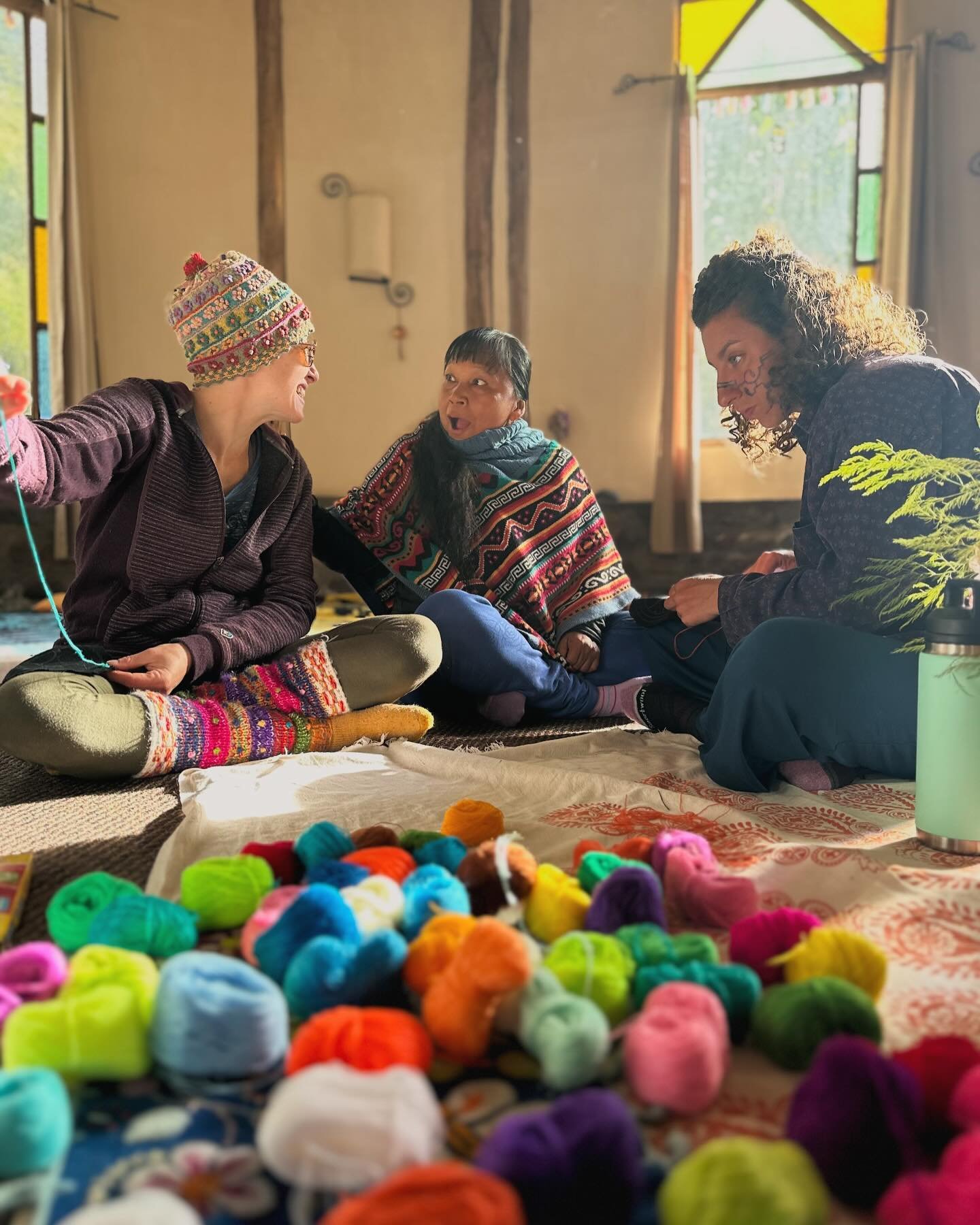 We loved the opportunity to learn how to weave our own icaro telas with the maestras&hellip; the expression on Rosenda&rsquo;s face encapsulates her personality in a way only those who know her will understand. Reminiscing on these sweet memories 💛