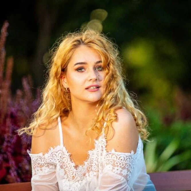 Elizabet Szabados - Model & Actress