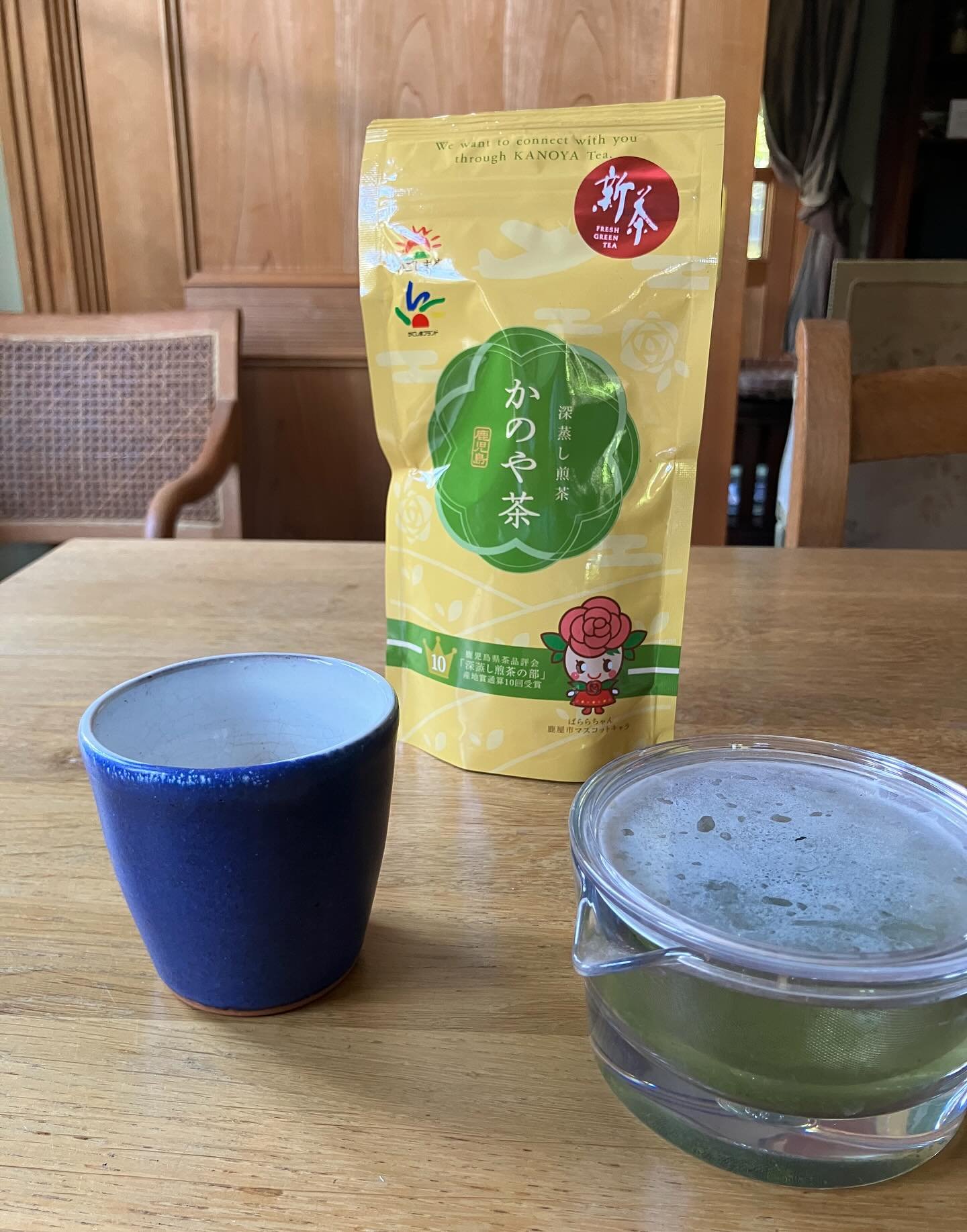 今年も&rdquo;鹿屋深蒸し煎茶&rdquo;の新茶が入荷しましたら。
@hyazinthen.jp 

渋みを抑えたまろやかな風味の&rdquo;鹿屋深蒸し茶&rdquo;は鹿屋市茶業振興会　緑萌会が製造する深蒸し茶です。大隅半島の日差しをたっぷり受けて育ち、丁寧に作られています。
我が家でも毎朝飲んでいます。

最近は茶葉を使ってお茶を入れる人が極端に減っているそうです。ちゃんと淹れるとやっぱり味と香りが違いますよ！写真に写ってる1人用の小さな急須、こんなのもあるので、ぜひお家でお茶を淹れ