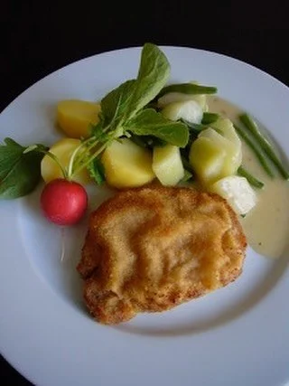 “タニアのオンライン教室”
11月8日(土)10:00~11:30
11月はリクエストにお応えしてドイツ風のお料理を紹介します。
メインはドイツの家庭の定番である豚肉を使った”シュニッツェル”に、付け合わせは”さつまいものドイツ風サラダ”です。
デザートは冷凍パイ生地を使って作るエレガントな”りんごのタルト”。
どのお料理も飽きがこない、繰り返し食べたくなるものばかり。普段にもおもてなしにも作れて、