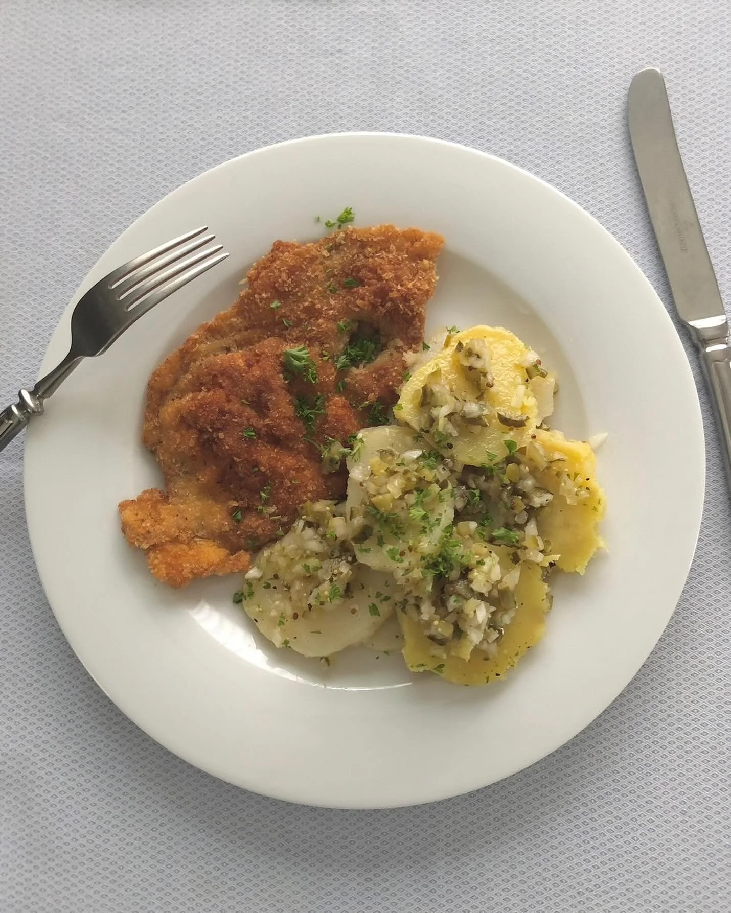 タニアのオンライン教室　11/8(土)10:00-11:30
今回はリクエストにお答えしてドイツ料理をご紹介します。
ドイツ家庭料理の定番、豚肉のシュニッツェルにサツマイモのサラダを添えます。サラダが主食であり、ソースでもある、合理的なお料理です。
デザートは冷凍バイ生地を使ってりんごのタルトを作ります。
お申し込みはhyazinthen.jpよりお願いします。このページのプロフィール欄にリンクがあります。
お申し込みをお待ちしています！