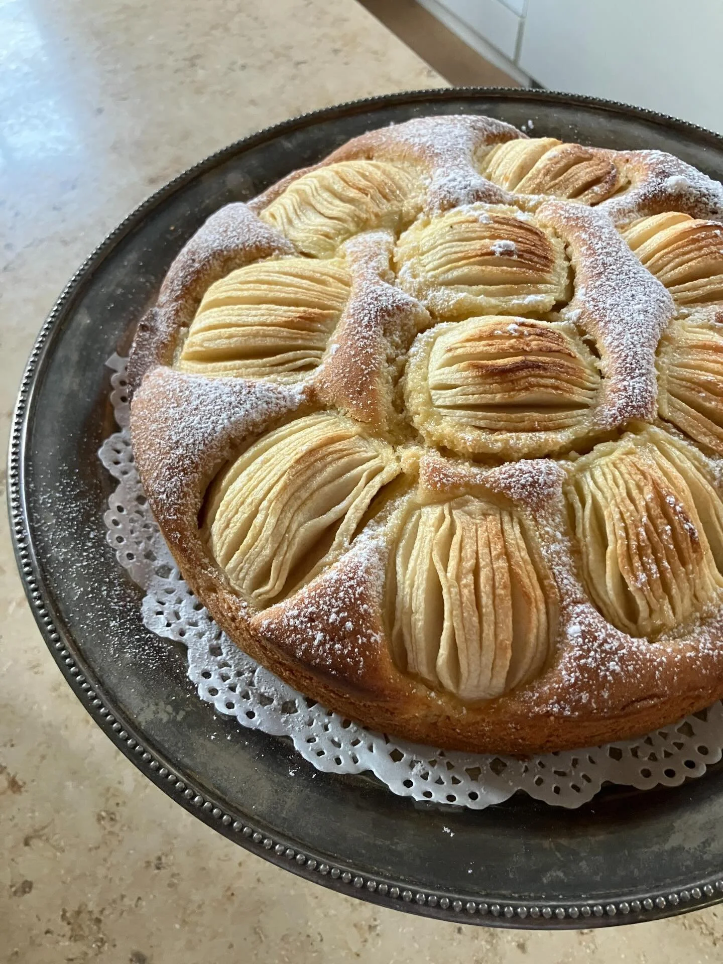 本を出版することになりました。以前ソフトバンクから出した&rdquo;ドイツの焼き菓子&rdquo;のリメイク、新しいレシピもあり、よりみやすくなってます。
我が家定番のりんごのケーキ（1枚目の写真）やクリスマスクッキーやシュトレンの作り方ものってます。
本のタイトルは&rdquo;タニアさんのドイツ菓子&rdquo;、大和書房から出版されます❣️
発売は12月6日ですが、Amazonでは予約がスタートしましたした。
よろしくお願いします❤️