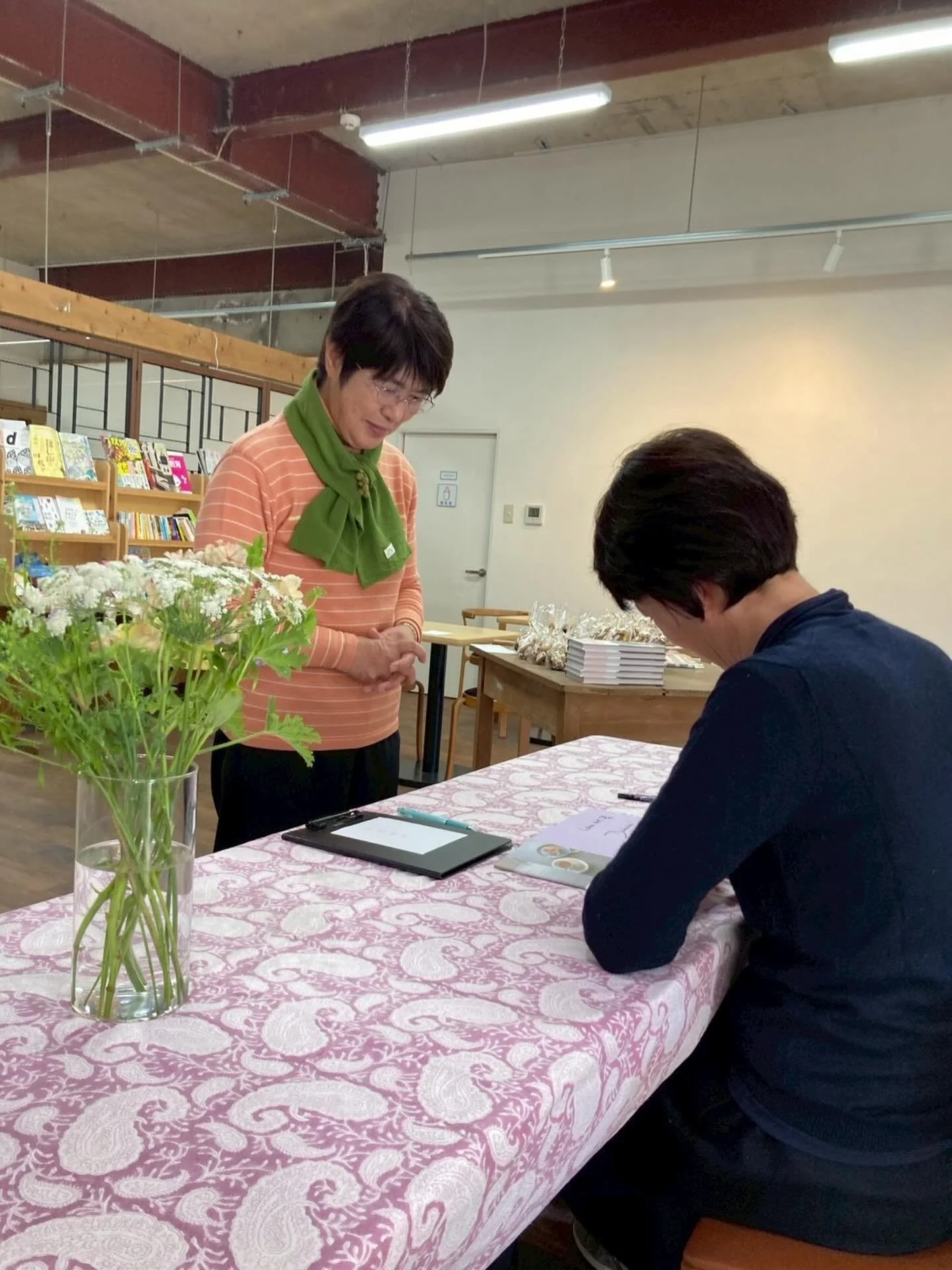 先日は
@kitada_sarugga 
でのサイン会にたくさんの方が来てくださり嬉しかったです！
並ぶというほど混むことはなく、お一人お一人とじっくりお話ができ、どんな方が私の本を買ってくださったかを知ることができ、私にとっても素晴らしい時間でした。
地元鹿屋市内から、また垂水市や肝付町からも、そして遠くは鹿児島市内からも来てくださいました💕
みなさま本当にありがとうございました❣️
平日の昼間ということで、お仕事で来れない方も多く、そんな方が本のお取り置きをしてくださり、それもとても嬉しか