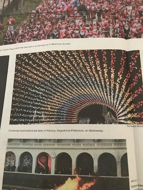 東京に住む母はYomiuri Dailyを購読しているのですが、昨日（12月23日〕の朝、新聞を広げたら真ん中の見開きに世界のクリスマスの写真が掲載されていました。
一番大きな写真はマドリードに集まるサンタの軍団でしたが、その左下のライトアップの写真のキャプションになんと鹿児島県鹿屋市と書いてあってびっくり！母は大喜びで私に写真を送ってくれました。
今朝、この写真が
@kanoya_rosegarden 
と確認できました。きれいですね！みなさまぜひ遊びに行ってください💚