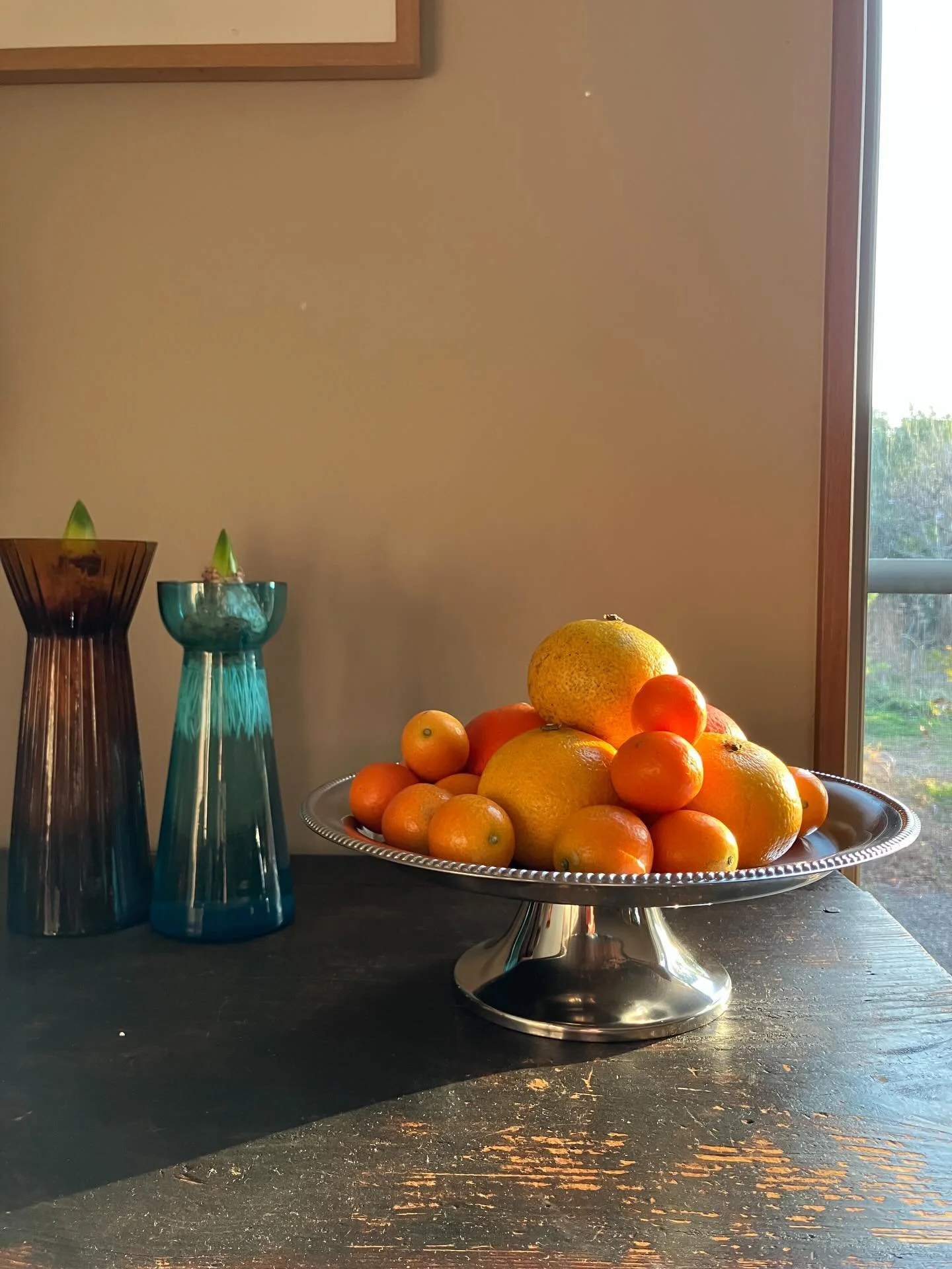 みなさまお待たせしました！
@hyazinthen.jp 
で人気のケーキスタンドとトレーが再入荷しました❣️
今日は大きい方のケーキスタンドに（28cm)に柑橘流を飾ってみましたが、
ケーキやタルトをのせればコーヒータイムのテーブルを素敵に演出してくれること間違いありません。
デイリーユースのリネンも入荷しています。コットン50%,リネン50%の生地で、厚みがちょうど良く吸収力もあり、台所仕事が楽しくなるストライプ柄です！
ウェブショップwww.hyazinthen.jpを除いてみてください。