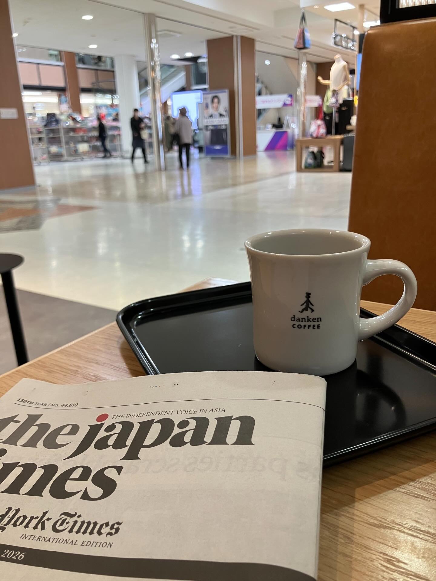 いろいろなことが忙しくて&rdquo;こなす&rdquo;ことで精一杯な時があります。
そんな時期が一段落して、自分のペースに戻りたいとき、私はやっぱり新聞を持ってカフェへ出かけるのが好きなようです。
新聞を通して広い世界と繋がった気持ちになったり、ボーッと空想してみたりしているといつの間にか気持ちが解放されます。なんてシンプルなんでしょう💕