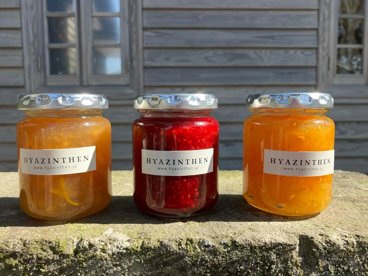 今年最終のジャム作り！
左から
-うちの畑で収穫したゆずで作ったゆずジャム
-群馬の友人の庭に育ったラズベリーで作ったラズベリージャム
-地元の有人にもらった金柑で作った金柑ジャム
いずれのジャムもフルーツと砂糖、レモン汁だけで作られた、濃厚な味わいが特徴です。
@hyazinthen.jp 
と
@kitada_sarugga 
にて発売中です。数に限りがございますのでどうぞお早めに💕