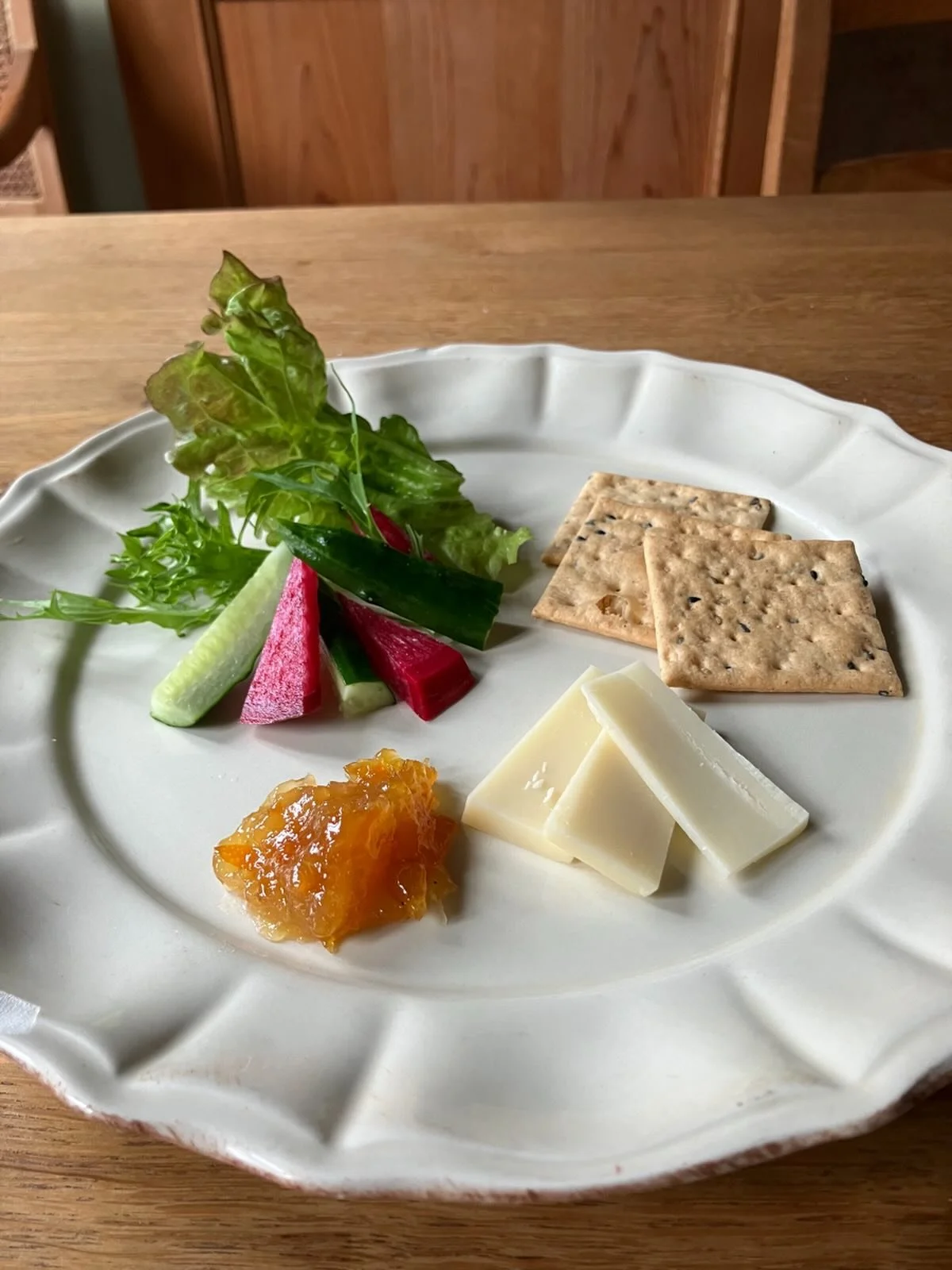 好きなマーマレードの食べ方:
クラッカーとチーズにマーマレードは相性抜群。フレッシュな野菜を少し添えられたらなおいい。
今日のチーズはコンテ、マーマレードは金柑、野菜はきゅうりと赤い大根のスティックとレタスです。
手作りマーマレードは
@hyazinthen.jp 
@kitada_sarugga 
にて発売中です。よろしくお願いします🙇