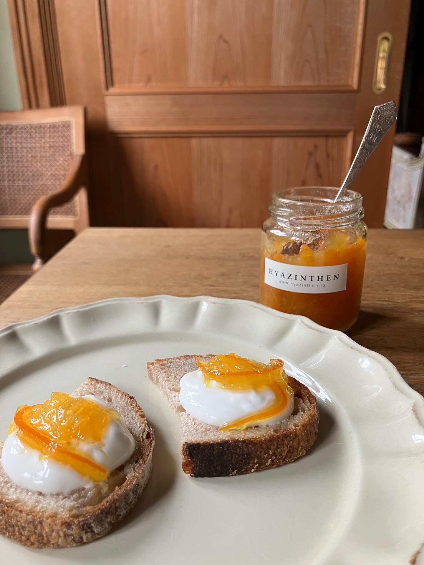 朝食には紅甘夏のマーマレード❣️
カンパーニュを軽くトーストします。バターをぬって、水切りヨーグルトをたっぷりのせて、その上に紅甘夏のマーマレードをトッピング。
紅甘夏のフレッシュな香りが広がり、水切りヨーグルトと甘酸っぱいマーマレードの相性はぴったり🩷
手作りマーマレードは
@hyazinthen.jp 
@kitada_sarugga 
にて発売中。