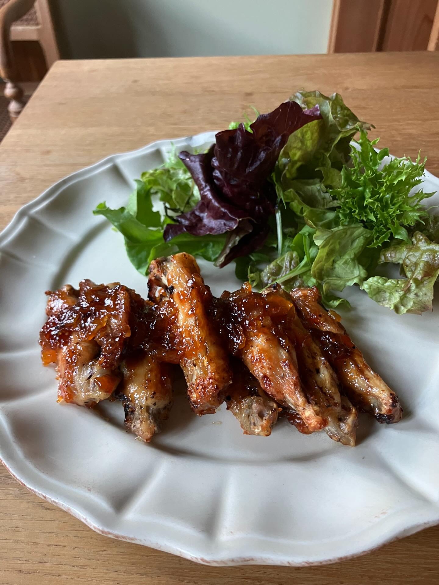 鶏手羽元の金柑生姜マーマレード焼き❣️
オーブンを180度に予熱。手羽元（10本）に塩と胡椒を振って鉄板に並べ、きつね色になるまで10-15分焼く。
鉄板をオーブンから取り出し、余計な脂を吸い取る。
金柑生姜マーマレード大さじ2としょうゆ小さじ2を混ぜたものを手羽元にぬる。オーブンに戻して5分焼いて、マーマレードがフツフツしてきたら出来上がり。サラダを添えてどうぞ。
金柑生姜マーマレードは
@hyazinthen.jp 
@kitada_sarugga 
にて発売中🙇&zwj;♀️