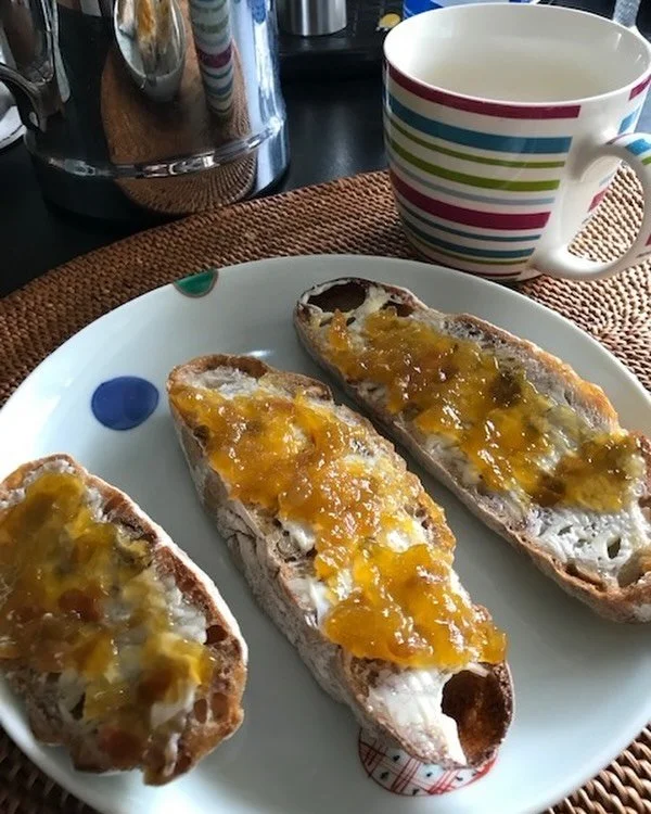 ドイツ人の母は無類のマーマレード好き❤️で、今回作った4種類もとても喜んでくれました。早速、朝食のパンにつけて食べた写真を送ってくれました。
マーマレード4種類（たんかん、金柑、金柑生姜、紅甘夏）は
@hyazinthen.jp 
@kitada_sarugga 
にて発売中です。よろしくお願いします🙇