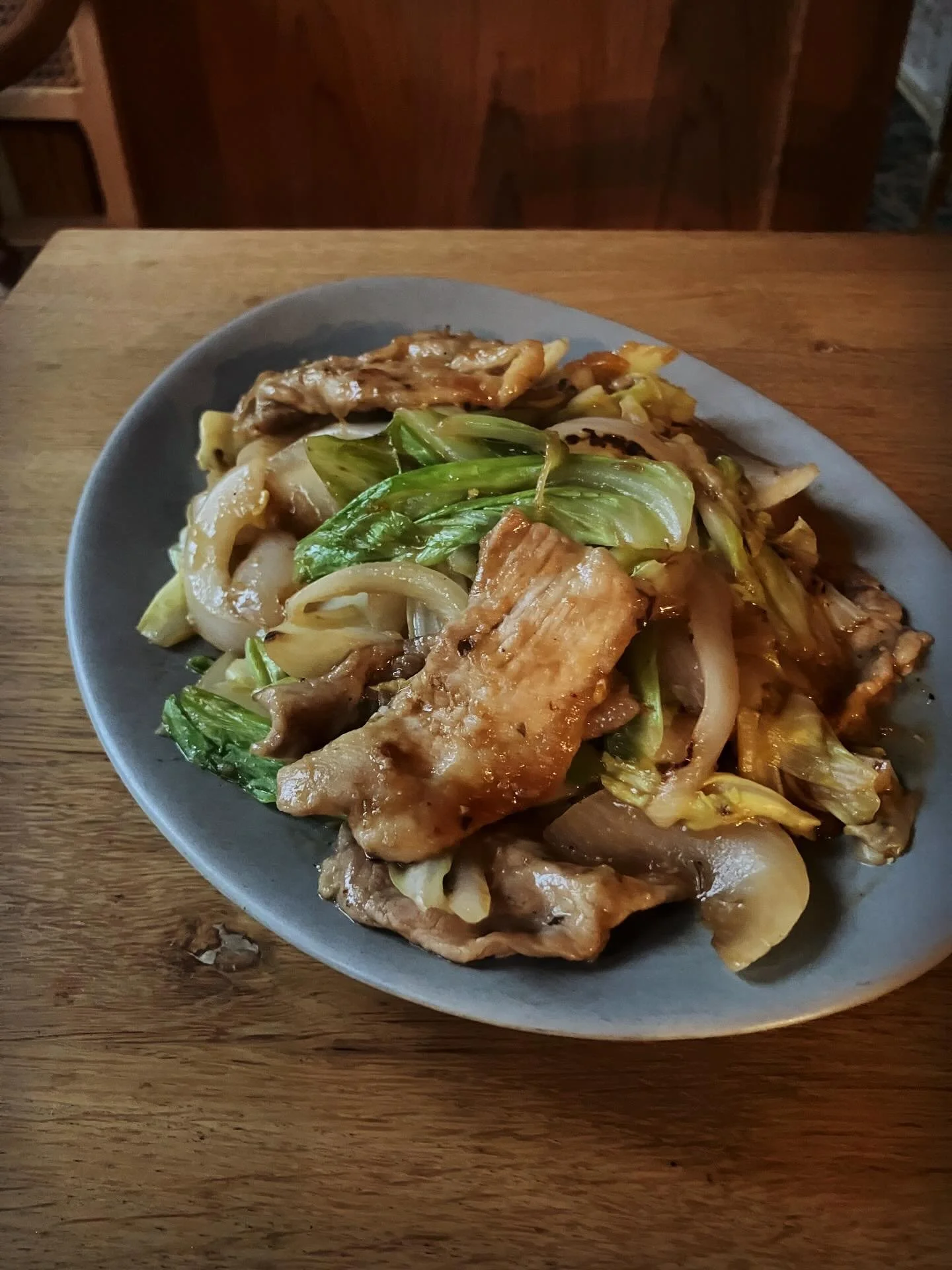 マーマレードレシピ#2
&ldquo;春キャベツと豚肉の、金柑生姜マーマレードの味噌炒め&rdquo;
作り方:
①豚薄切り肉100gと春キャベツ1/4個、新玉ねぎ1/2個を食べやすい大きさに切る。豚肉には下味として塩とコショウをふり、軽く小麦粉をはたいて、酒も振って混ぜる。
③フライパンに好みの油を熱して豚肉を炒める。色がついてきたらキャベツも加え炒める。
⑤キャベツがしんなりしてきたら、麦味噌大さじ1強と金柑生姜マーマレードを小さじ2-3を入れ、全体を混ぜるように炒め合わせる。水分が足りなけ