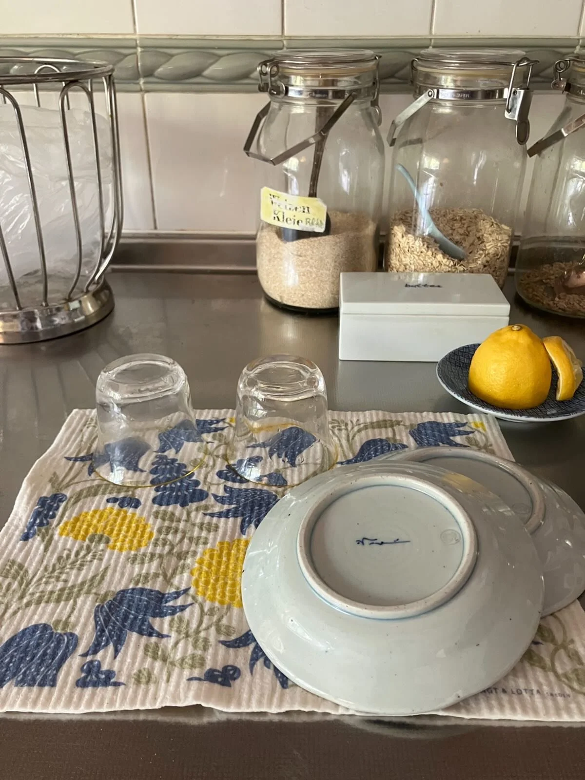 実家でも使っているお気に入りのスポンジワイプ。今回は黄色がアクセントの花柄に新調しました。
台布巾としてはもちろん、水切りマットや窓拭きにもおすすめです💕
乾いている時はパリッとしていますが、水に濡らせばスポンジのように柔らかく変身。水分をしっかり吸いとってくれる優れものです。
使い終わったら煮沸消毒して干しておけば、すぐ乾いて臭くなることもありません。
ウェブショップ
@hyazinthen.jp 
にたくさんの柄が入荷しました。
近いうちに
@kitada_sarugga 
にも入荷予定で