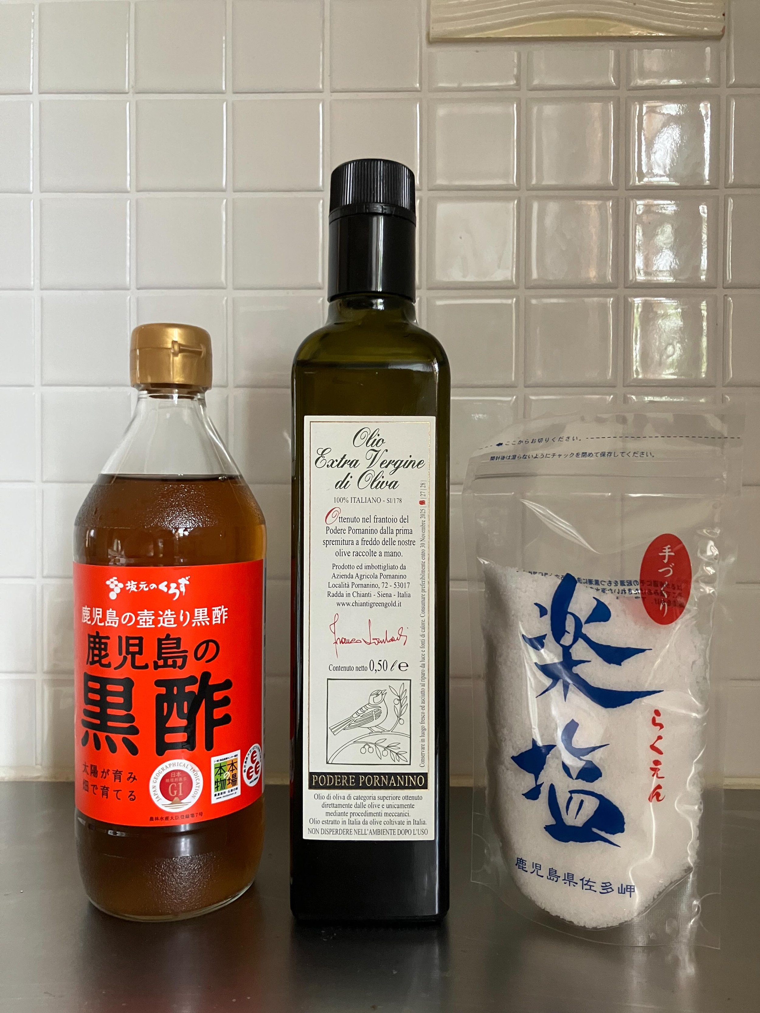 ドレッシングを作るとき、私にとっての&rdquo;三種の神器&rdquo;といえば、写真のオリーブオイル、黒酢そしてお塩。
今回はこの３つ調味料をセットにしてお届けします💕
さらに、この調味料を使った&rdquo;おいしいドレッシング作り&rdquo;などが学べるオンラインレッスン付きです。
詳細・お申し込みはこちらから
@hyazinthen.jp 
よろしくお願い申し上げます❣️