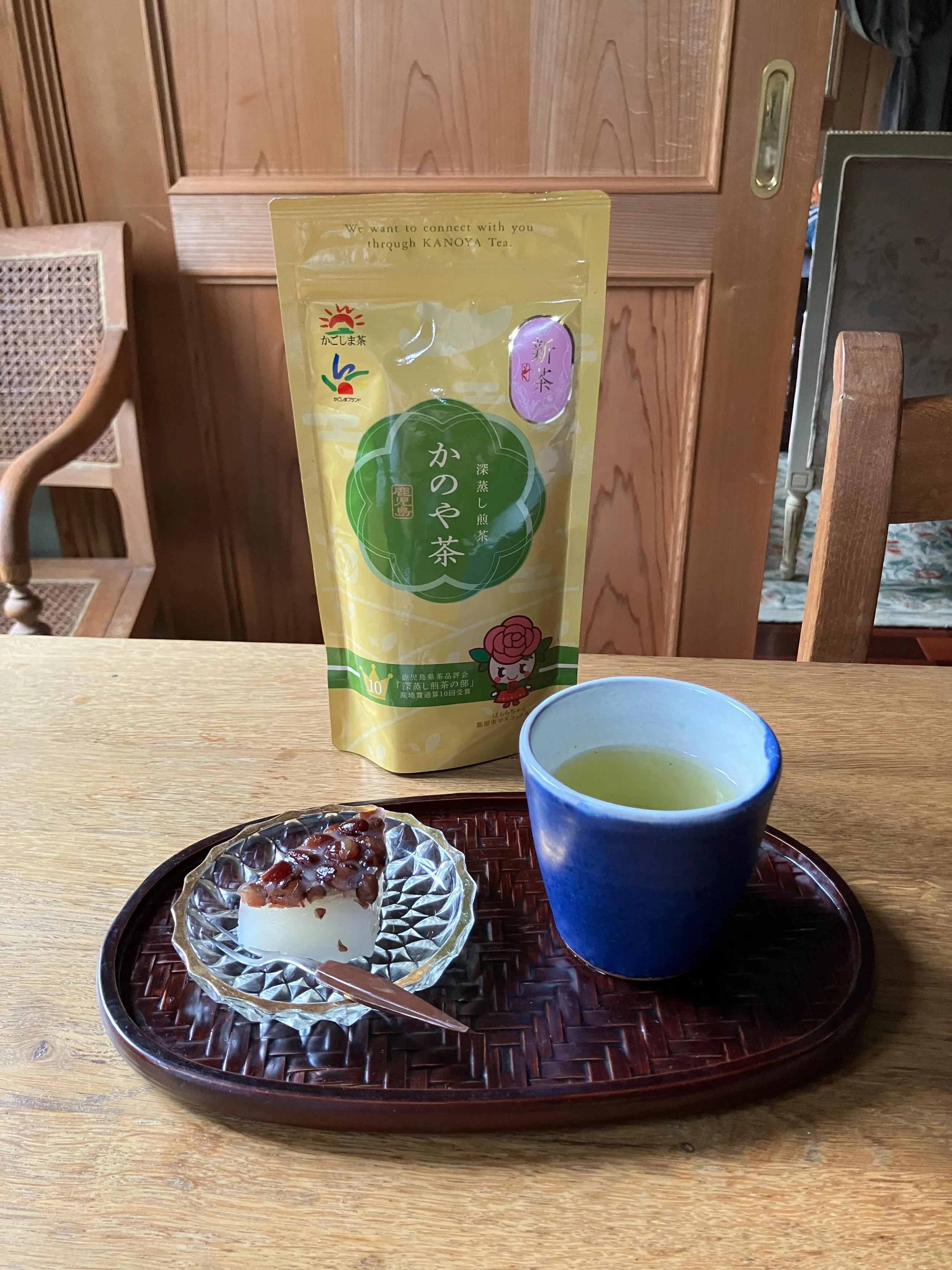 お茶を入れて一休み。ホッとできる時間ですね💕
かのや茶は、鹿屋茶業振興会青年部の&rdquo;綠萌会&rdquo;の皆様が作る深蒸し煎茶です。
そのリーダーの西尾さんが、5月10日放送の相葉マナブに出演しました。見逃し配信がまだできますのでぜんご覧ください💓
かのや深蒸し茶の購入はこちらから:
@hyazinthen.jp 
3袋までレターパックライト、6袋までレターパックプラスでお届け可能です。

✴︎深蒸し茶とは、普通のお茶よりも長く蒸しあげることによって渋みが抑えられ、鮮やかな濃い緑色