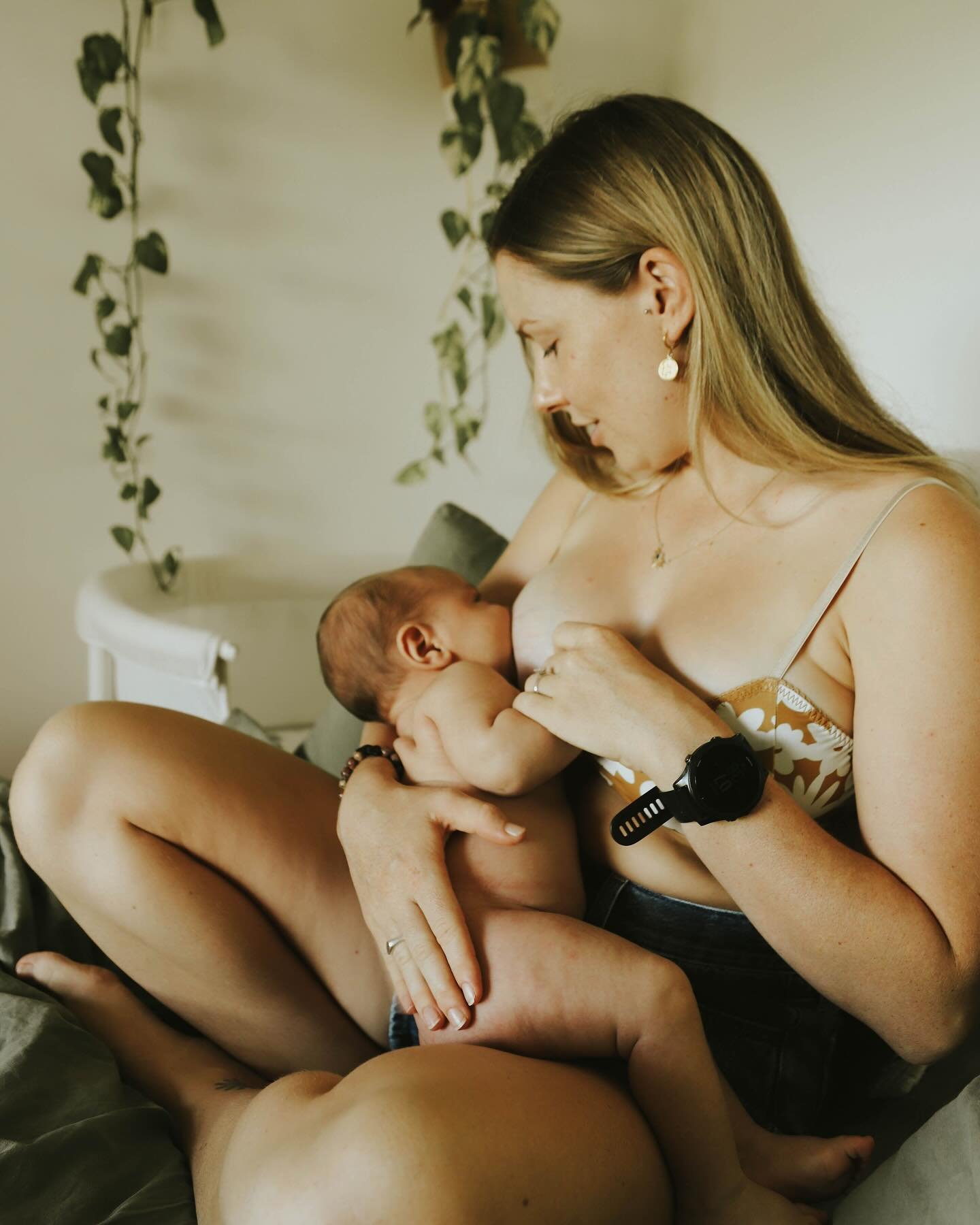 I couldn&rsquo;t not share these bloody cute photoes that @solsara.photography captured the other morning.

Arlo George you are everything 🥹🙌🏻✨

Ps if you want some cute picies of you and your mini or want to gift them - @solsara.photography is cu