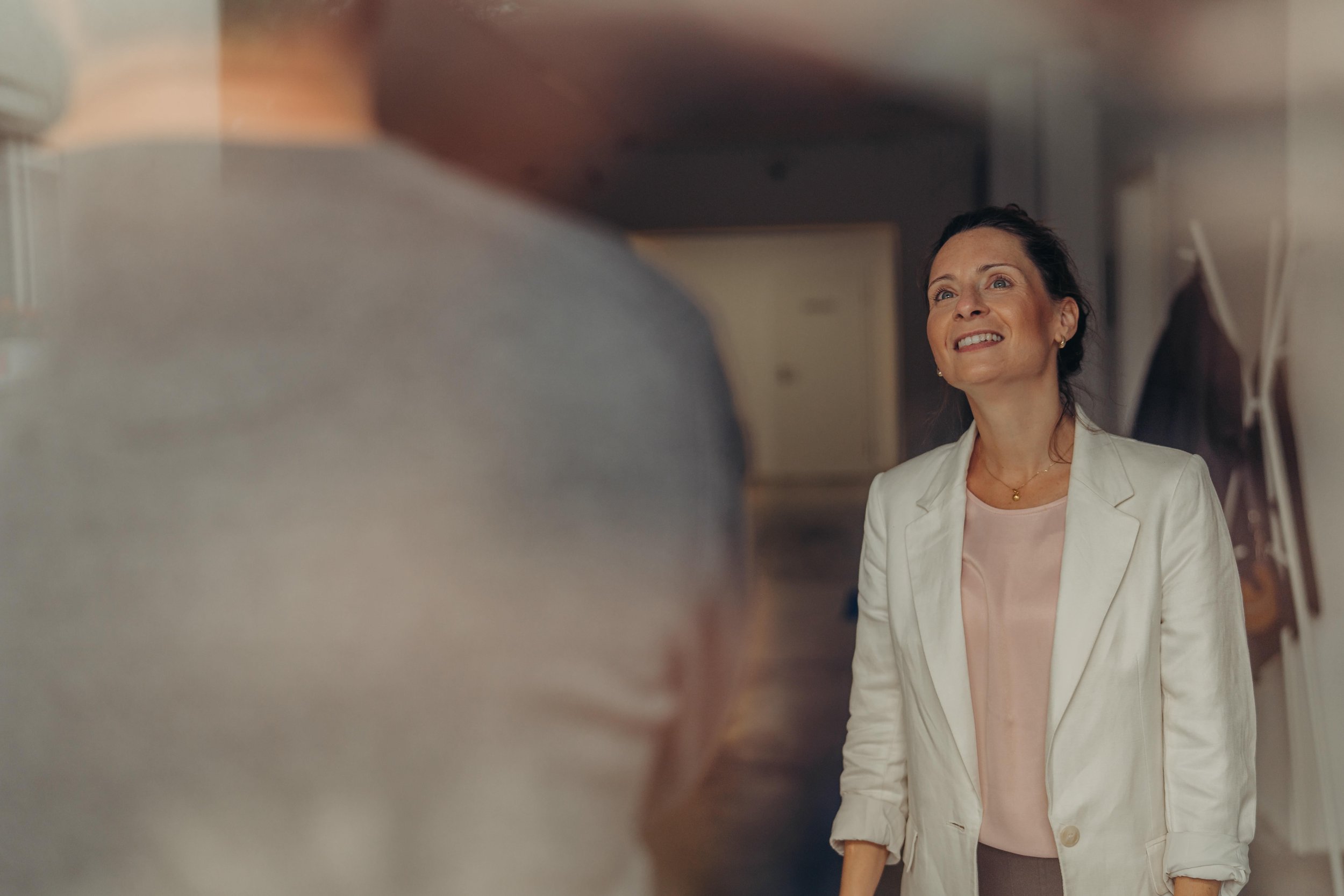 Claudia Schuberth hört einem Unternehmer im Beratungsgespräch zu