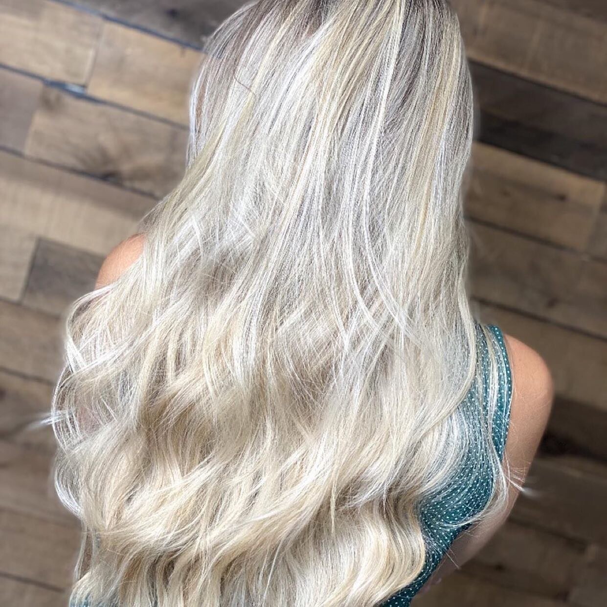 Repost from @hairbylindseyrose
&bull;
Who is ready to have icy hair for the winter!!! Just because it's getting close to winter doesn't mean your hair had to be dull! Just change it up with a new toner and add an icy blonde gloss to make it pop!! 
.
