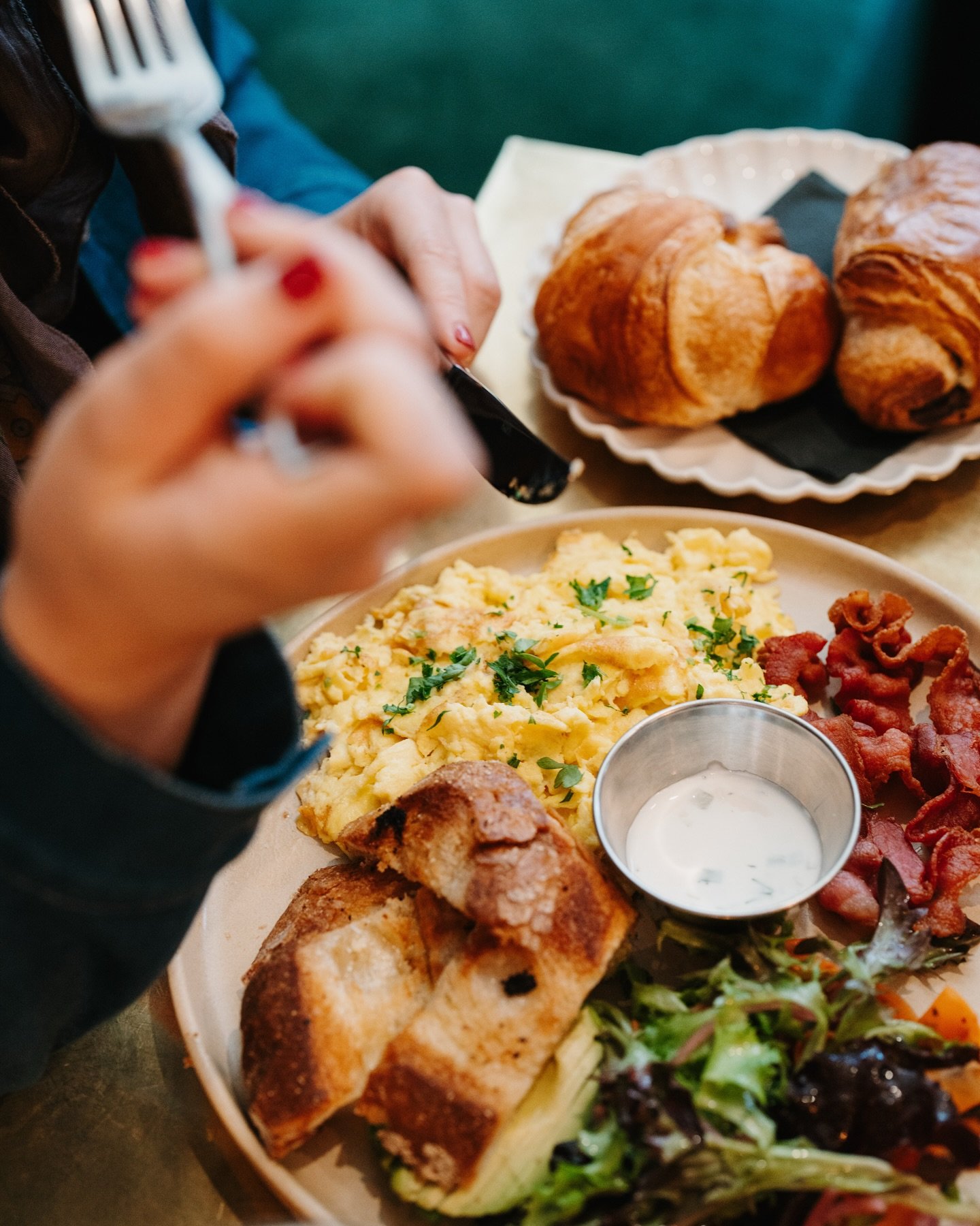Rainy days call for cozy vibes and comfort food and our Mama Breakfast brings it all! ✨

Fluffy scrambled eggs, crispy bacon, creamy avocado, and our house-made tzatziki sauce&hellip; it&rsquo;s basically a hug on a plate. Come warm up with us and le