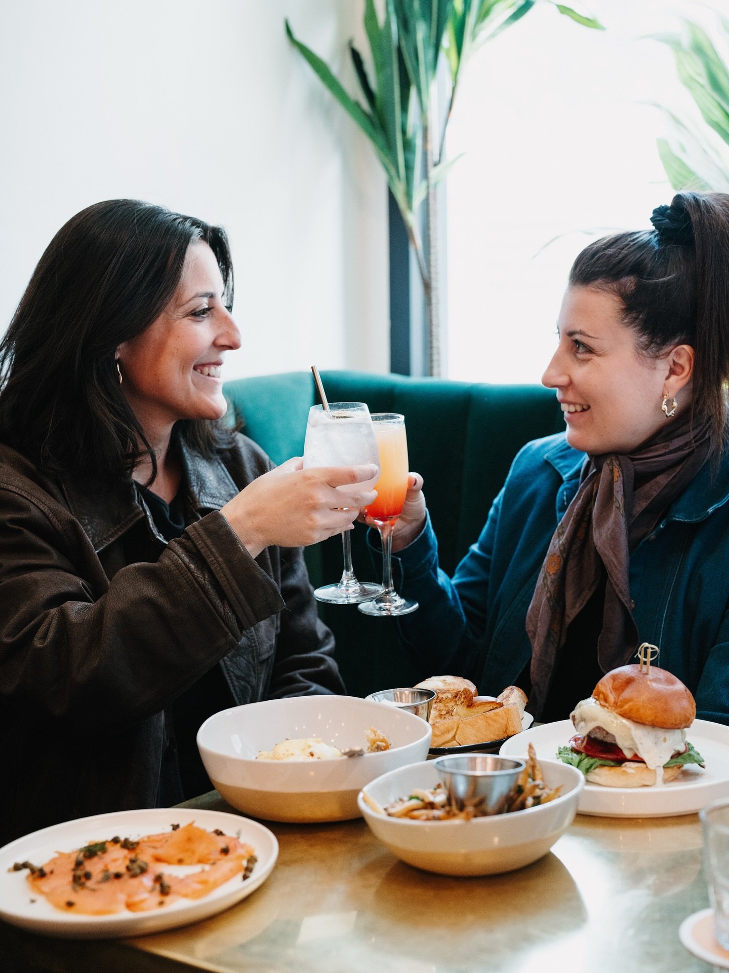 HAPPY FRIDAY 🍸🎉
The vibe is high, the cocktails are cold, and yes our $8 margaritas are still shaking🧂🍋 Grab your bestie and come toast the weekend with us ✨
