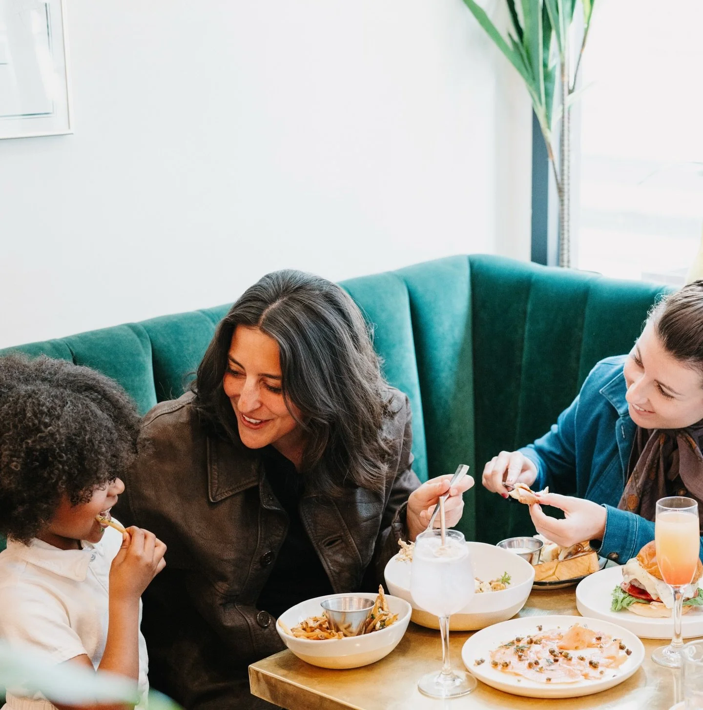 Family brunch mode: ON ✨
Aunties + niece + Caf&eacute; Sauvage = the cutest table of the day 
#familylove❤️