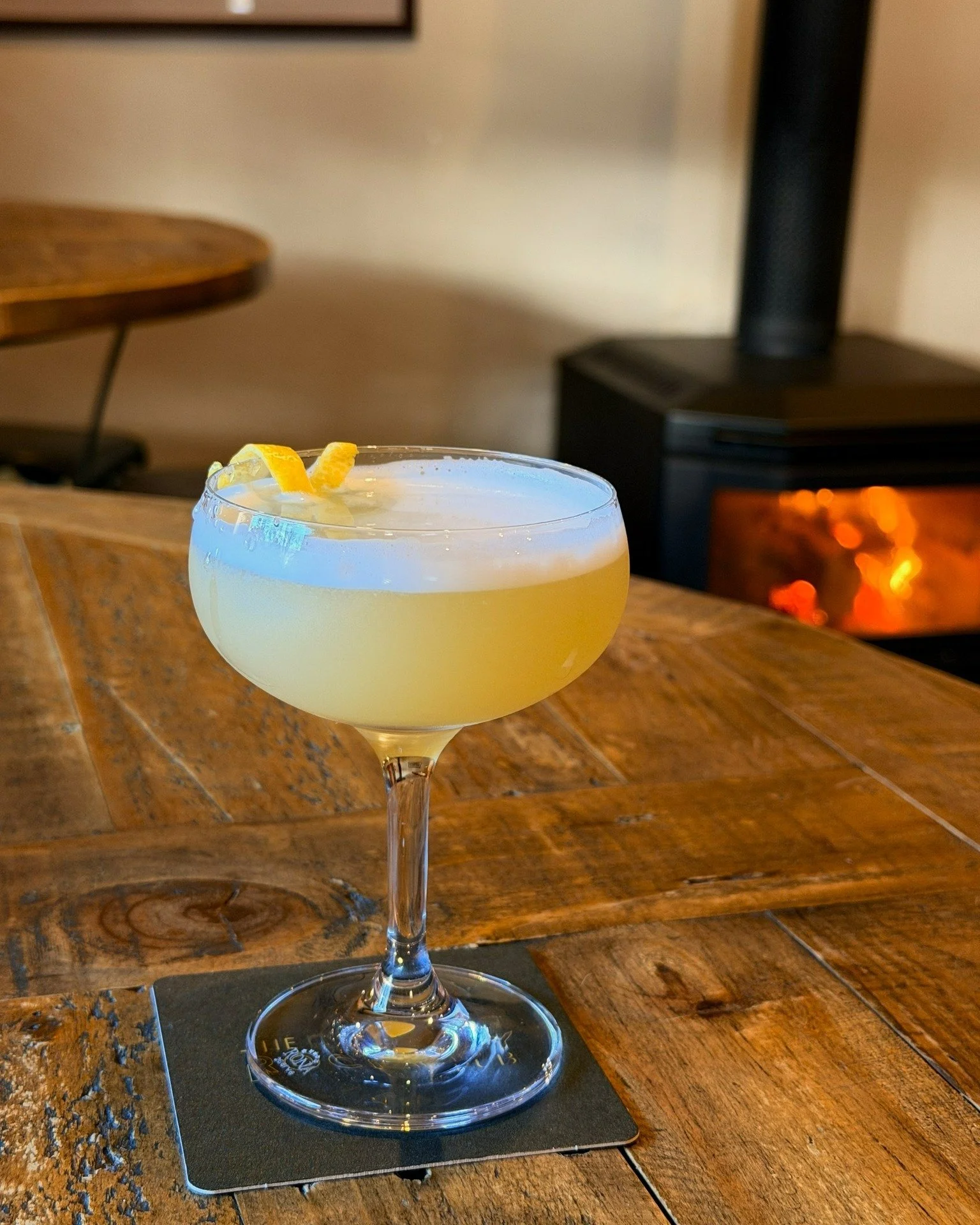 Cocktails taste even better by the fire. 🔥🍸

Swing by and settle in with our Bees Knees &mdash; a classic blend of gin, lemon and local honey. The perfect way to warm up after a day exploring the Central West.

Available now @therockleypub.

#thero