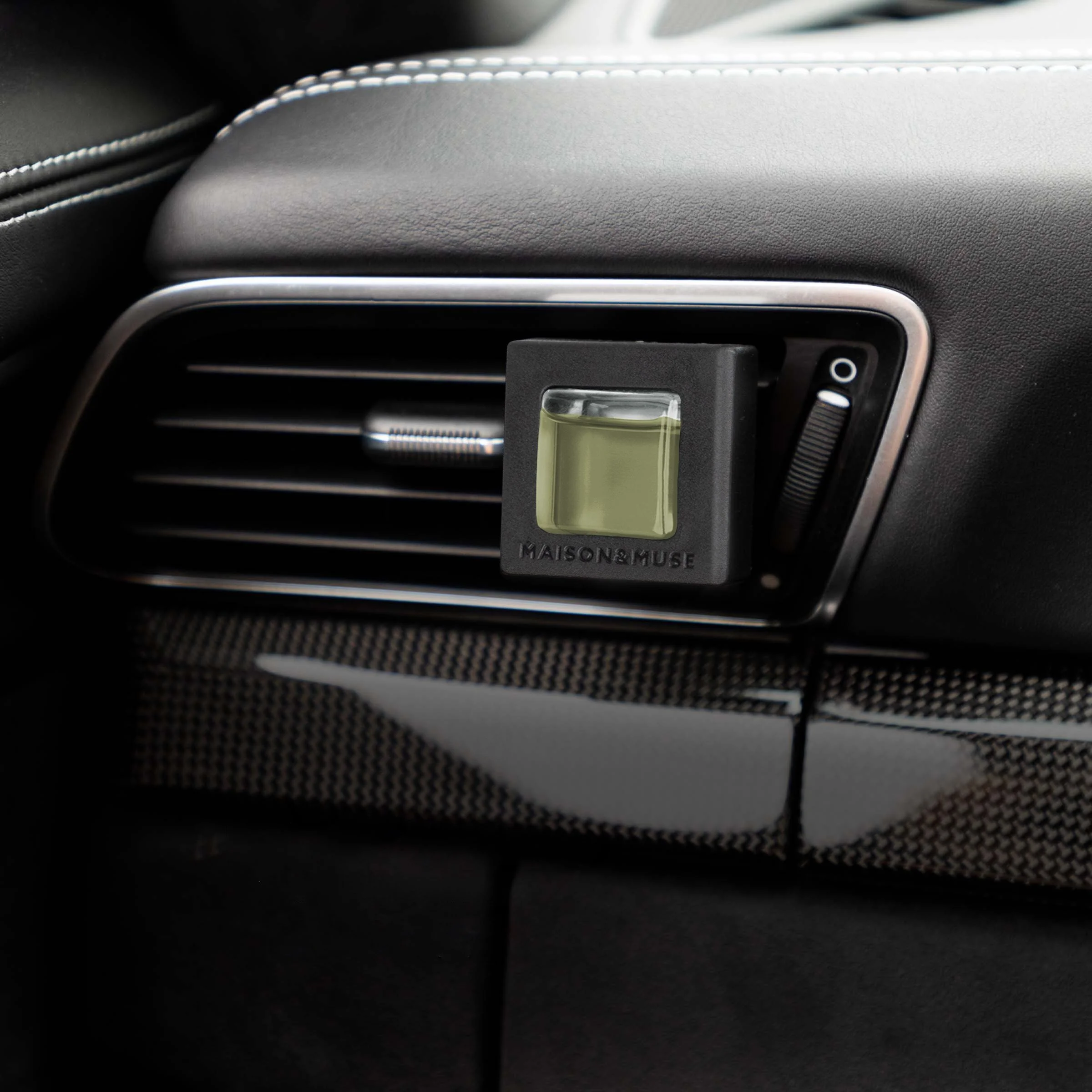 M&M_Vent Clip 1 Pack_Whitney_lifestyle_1.jpg