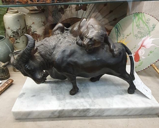 Magnificent Statue "the Mastery" Who wins between the water buffalo and the tiger. A signed piece.