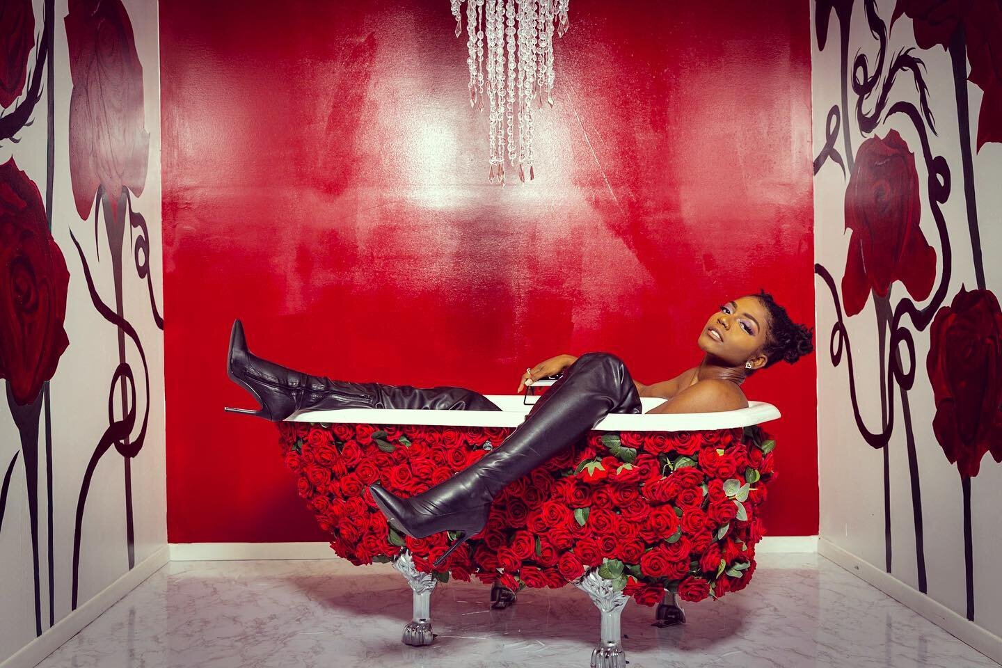 #TREATYOSELF to a luxurious dip in the million roses tub 🌹 
 
Framed:  @thelollymariah 
📸 : @dbphotos.det 

Rose wall mural artist: @jordan.nik.art 

#detroitselfiemuseum #thedetroitselfiemuseum #dsm #thingstodoindetroit #detroitevents #michigansel