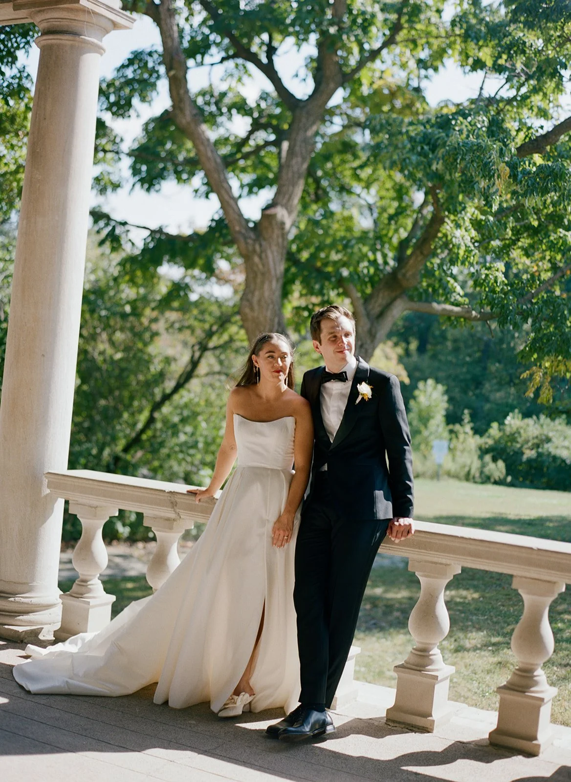 chicago-film-wedding-photographer-couple-colonnade-balustrade-02.jpg