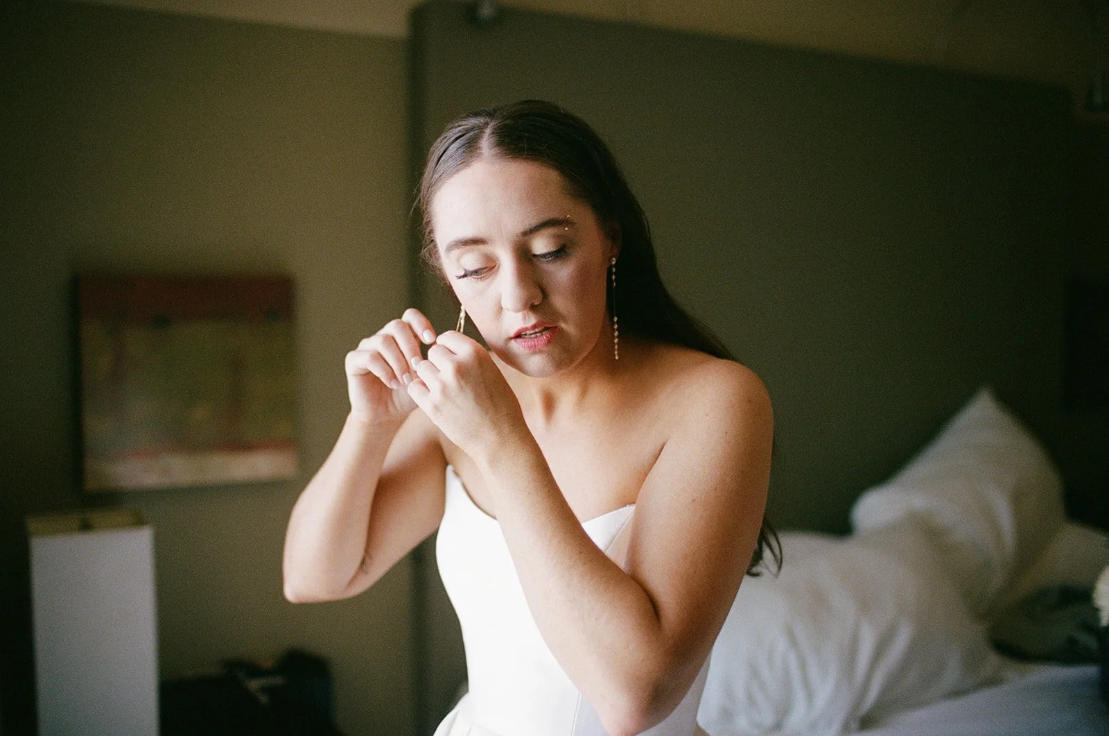 chicago-film-wedding-photographer-bride-adorn-pili-earrings-getting-ready-25.jpg