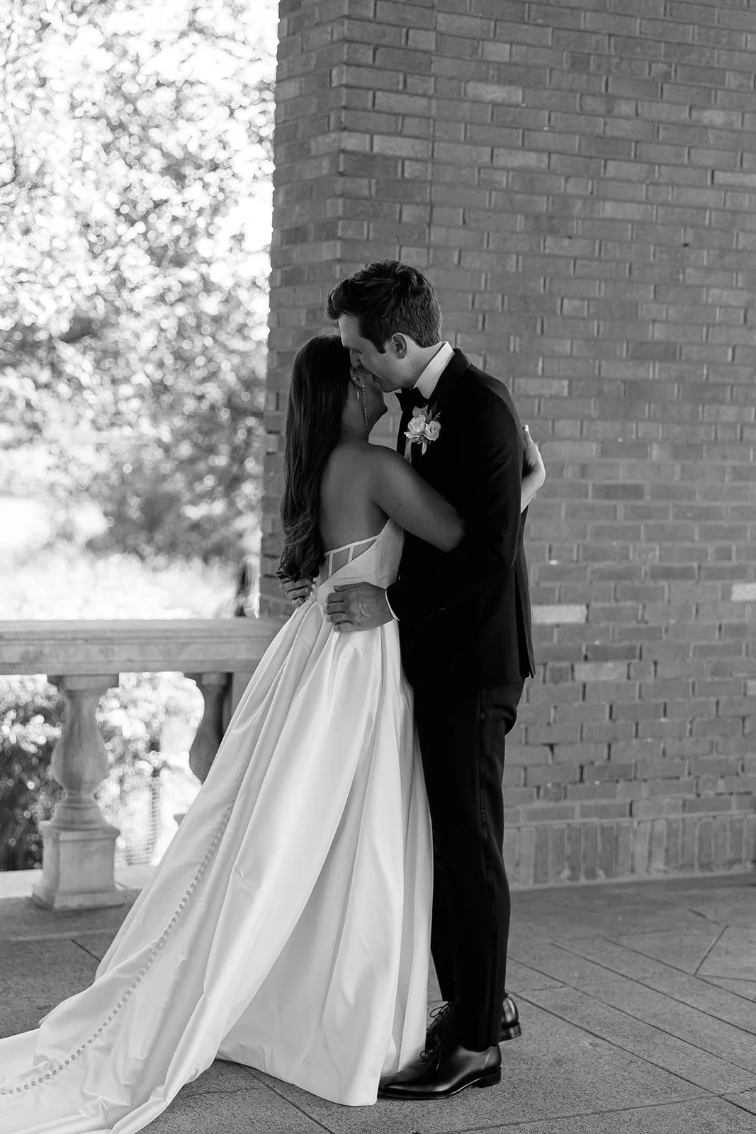 chicago-wedding-photographer-first-look-kiss-brick-colonnade-bw-02.jpg