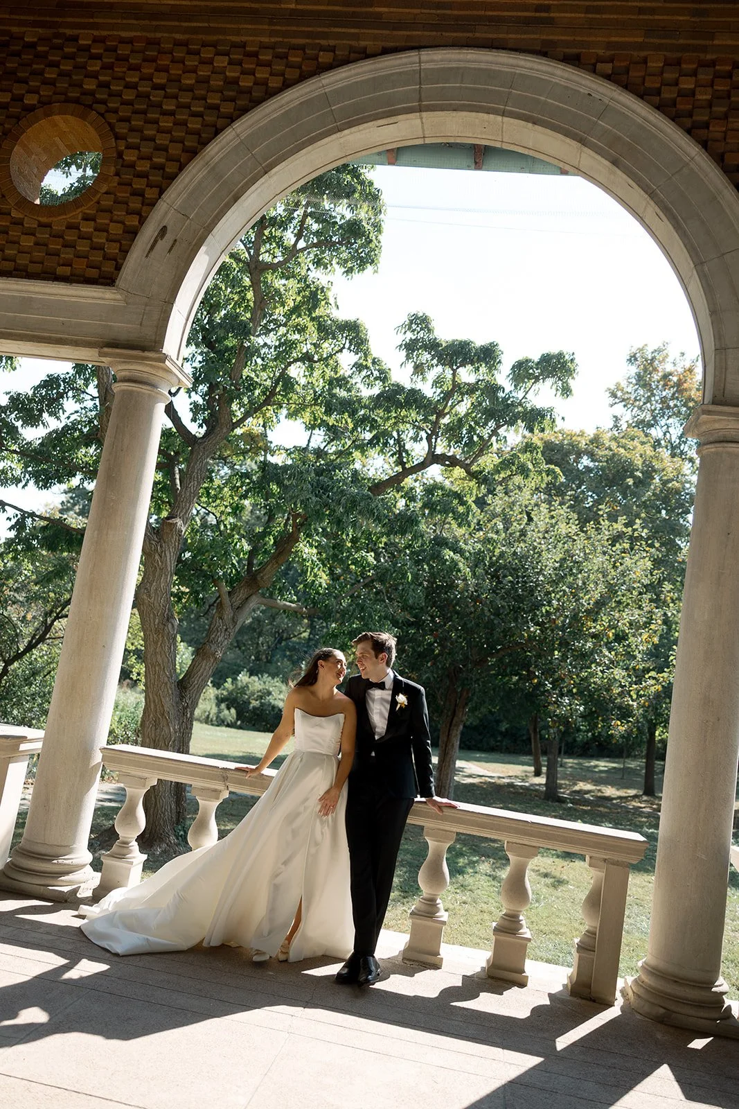 chicago-wedding-photographer-couple-portraits-refectory-colonnade-arch-11.jpg