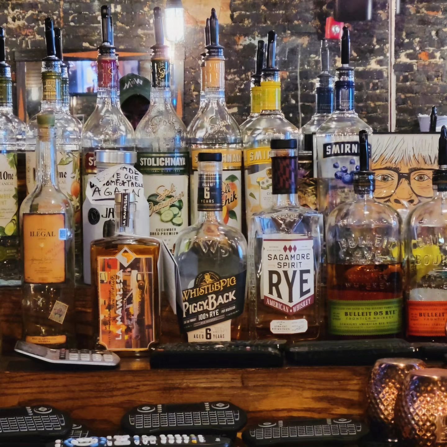 🔎 I spy with my little eye a bottle of DC's first-ever agave spirit. La Manplesa, aged 16 months in our bourbon barrels, is now behind the bar at @fatpetesbbqofficial in Cleveland Park!

Bonus round: who can spot green-capped co-founder Troy?

#Agav