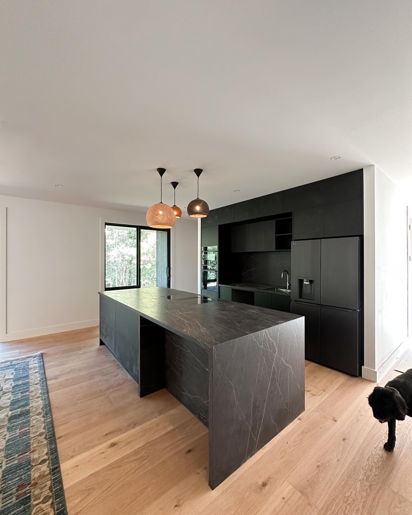 Finishing up the kitchen &amp; scullery with the bench top install and feature lighting ⚡️

This kitchen by @mastercraftnz incorporates clever joinery, hidden features and top of the line appliances. The induction cooktop is centred on the island for