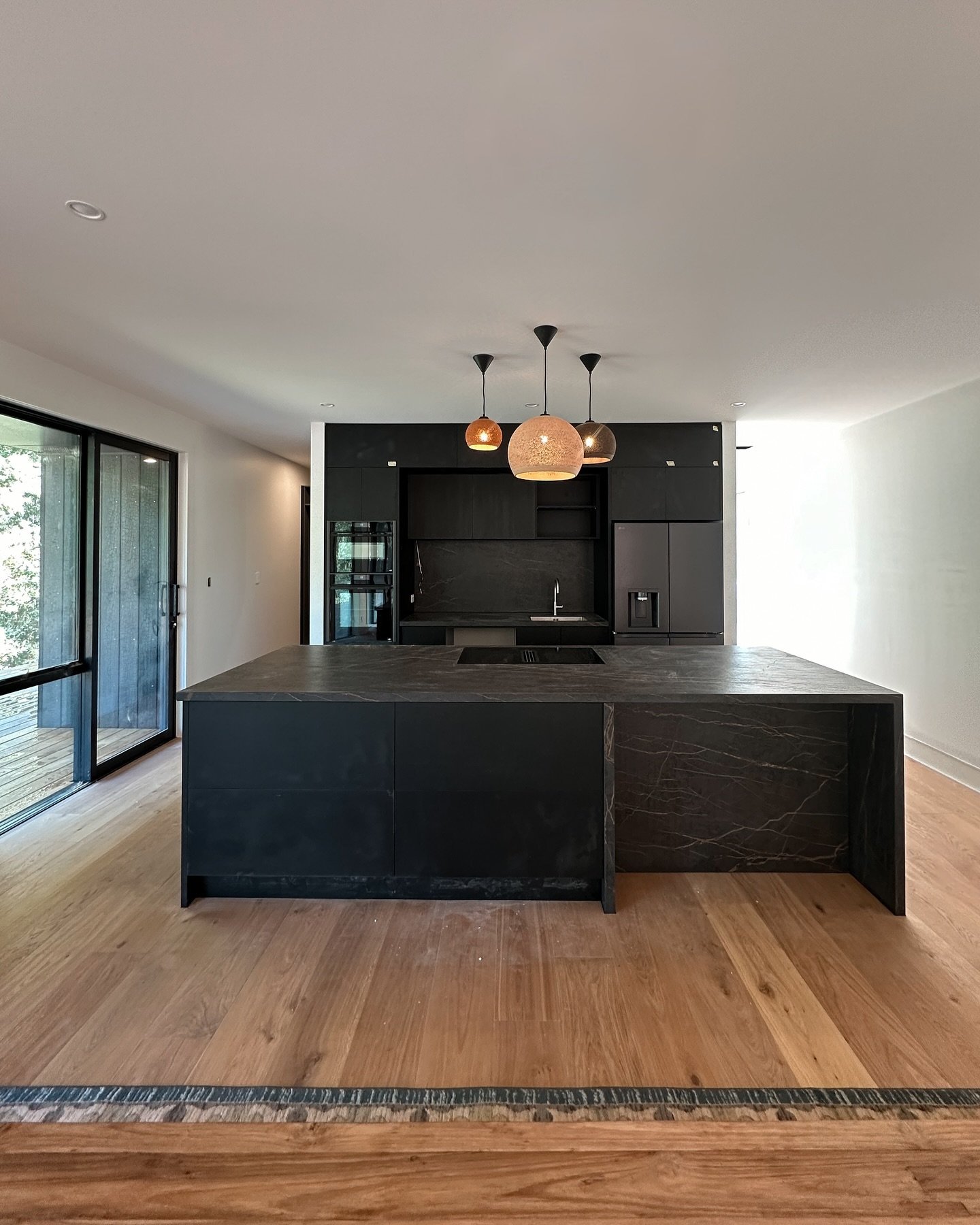 Finishing up the kitchen &amp; scullery with the bench top install and feature lighting ⚡️ Who&rsquo;s got the feather duster? 

This kitchen by @mastercraftnz incorporates clever joinery, hidden features and top of the line appliances. The induction