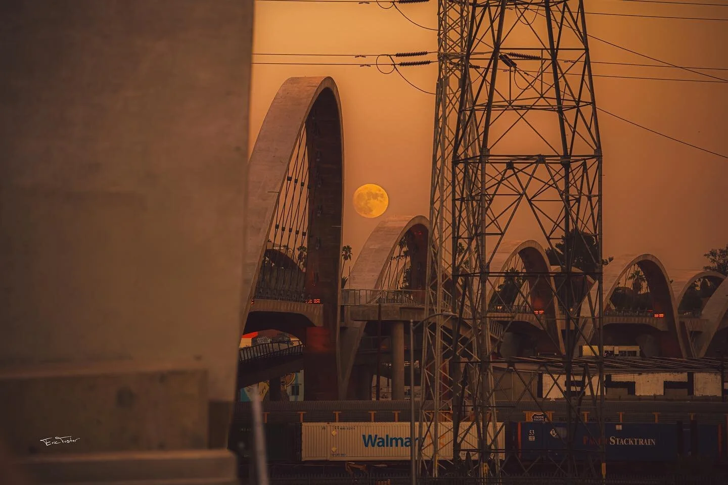 Moon over 6th St. Bridge 🌴 

.
.
.

#sonyalpha1 #sonyalphasclub #sonyalphagang #sonyalphagallery #sonyalphacollective #alphacollective #sonyalpha #california #losangeles #6thstreetbridge
