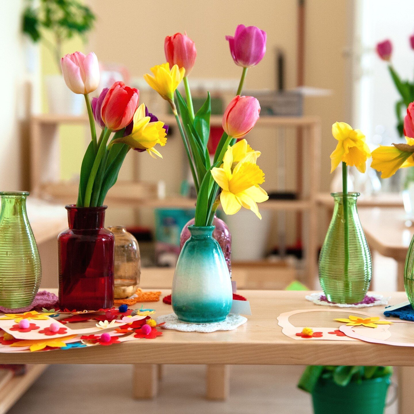 Arranging flowers in a vase is just one of the many applications of practical life you can find in our Montessori classrooms. Through this exercise, the children are invited to observe the aesthetics of nature while gaining an understanding of sequen