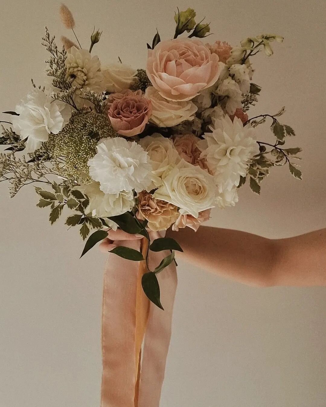 🍑 Indecisive choosing a colour palette for your wedding florals? 

🙋🏻&zwj;♀️

With all the designs you see on Pinterest and blogs, it can be super tricky (and sometimes overwhelming) to decide on one single idea. 

🤍 A few tips to make it easier: