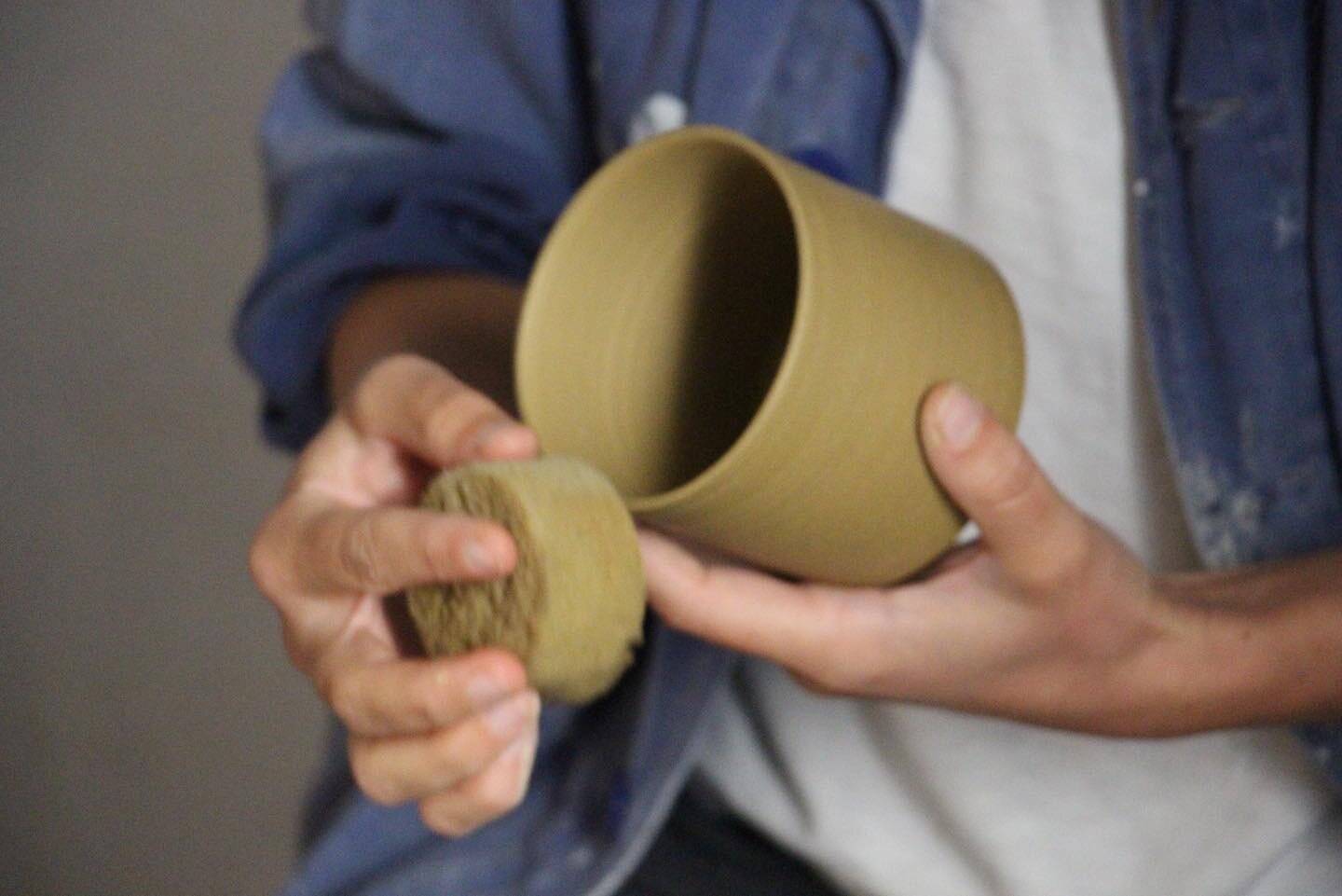 La main, les gestes 
&bull;
&bull;
&bull;
&bull;
📷 @maudburlereaux 
#grès #céramique #maker #ceramic #hands #sandstones #stonewares #turn #carve #clay #texture #brut #matiere #cup #handmade #work #craft #slowmade #pottery #art #finecraft #stone #i