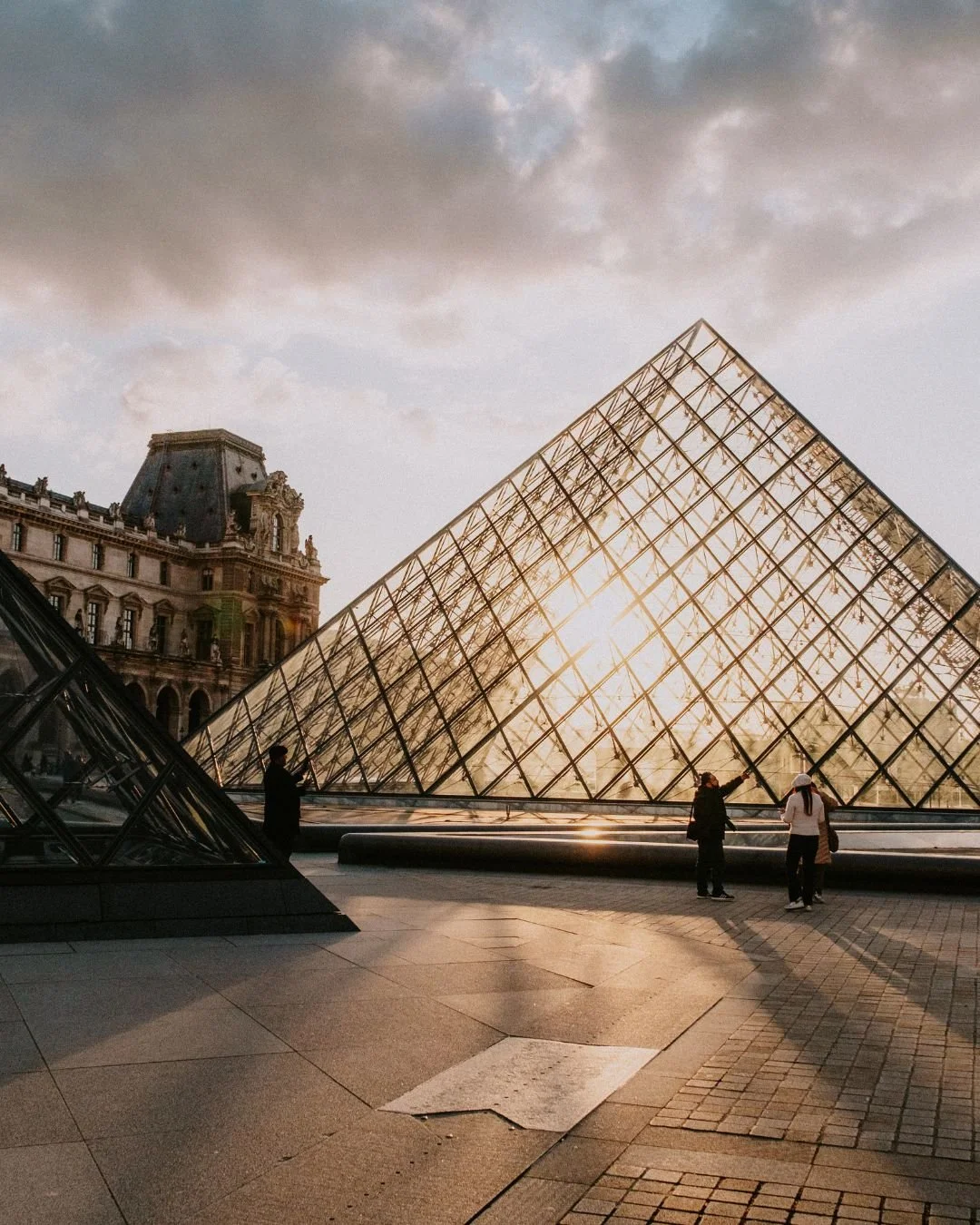 Louvre Musuem at sunset-lazooli.jpg