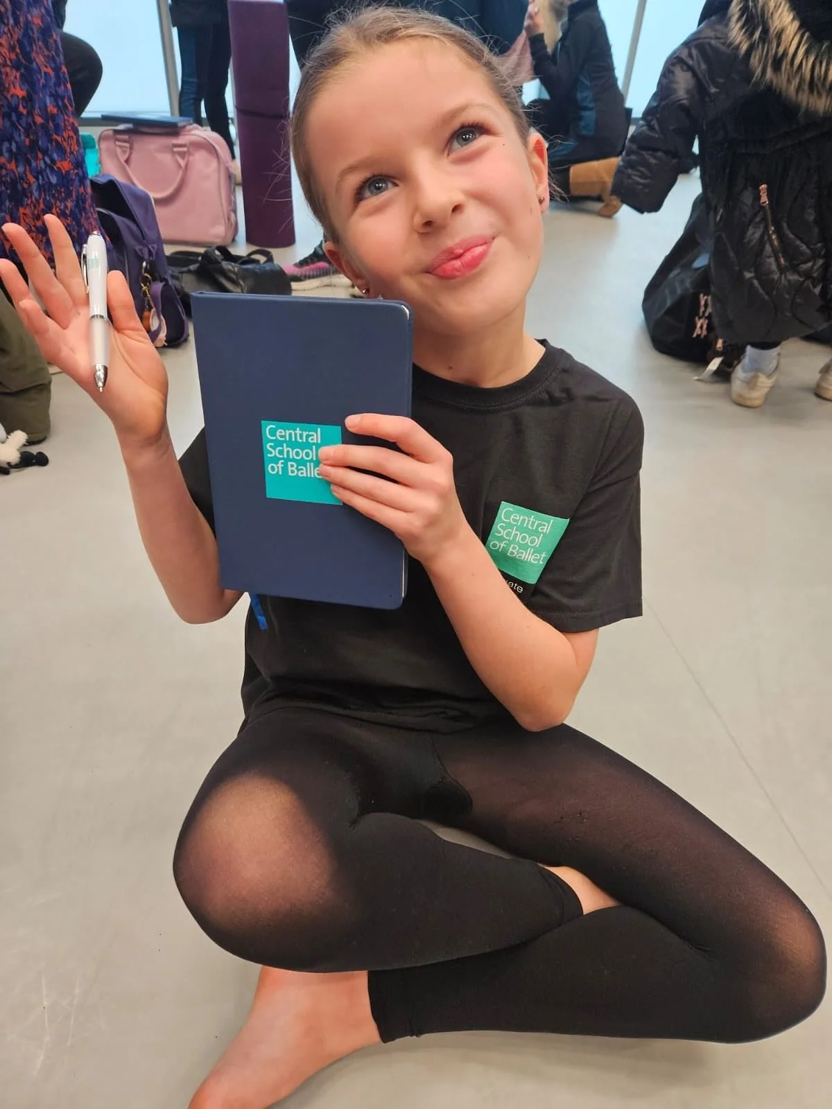 Faren had a wonderful first day as a Junior Associate at Central School of Ballet, over the weekend. She loved the classes (ballet, conditioning and creative practise), and also made a new friend π₯°
Well done to Agnes, Edie and Florence too, who exp