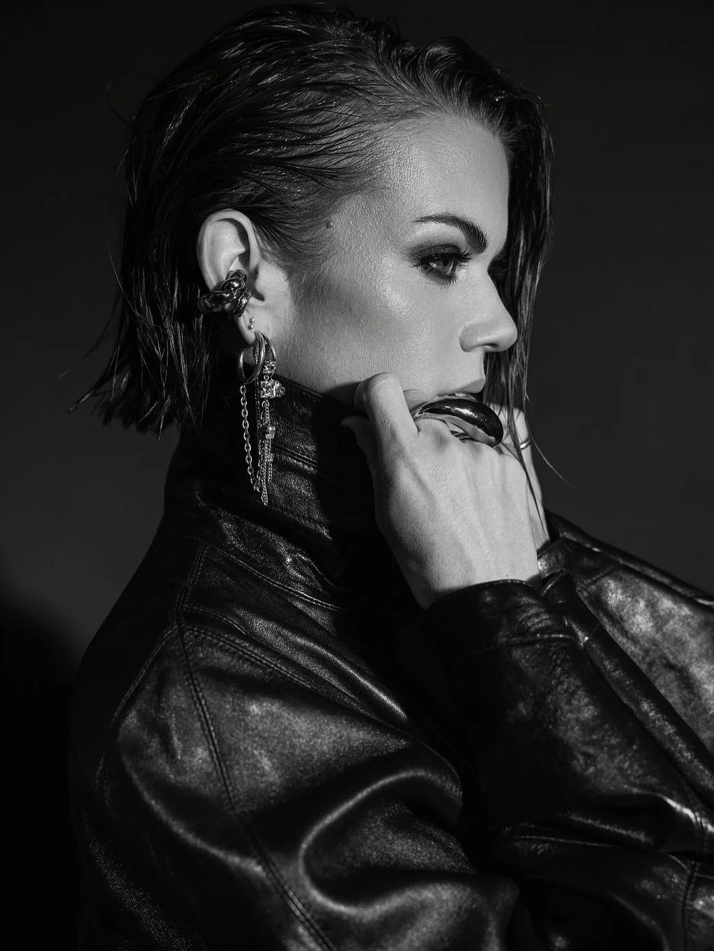 b&amp;w 🖤

photo: @katierosebraugh 
HMU: @taylorshermanhmua 
styled by: @stylebylaurenfrank 
jacket/earring: @isabelmarant 
heel: @khaite 

wardrobe stylist, dallas wardrobe stylist, dallas stylist, luxury stylist, photoshoot
