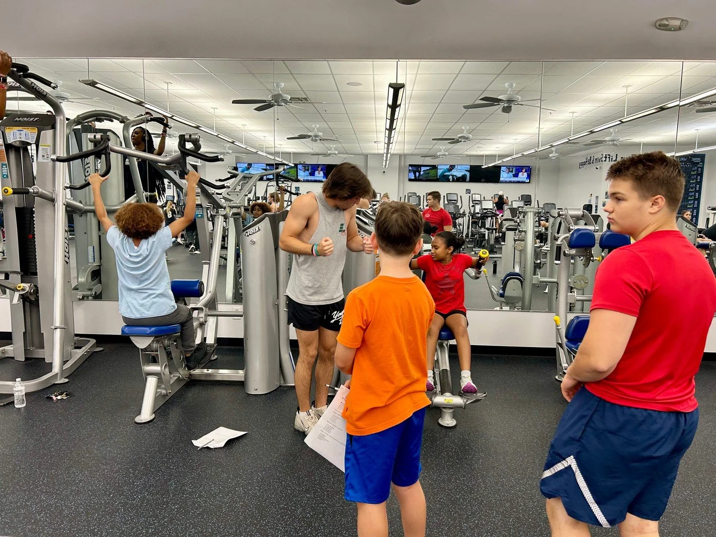 Teens, your next workout is on the calendar 💪 Junior Fitness is back November 7 and 16! Get moving, build strength and make the most of your time in the gym. See you there! Link in bio.