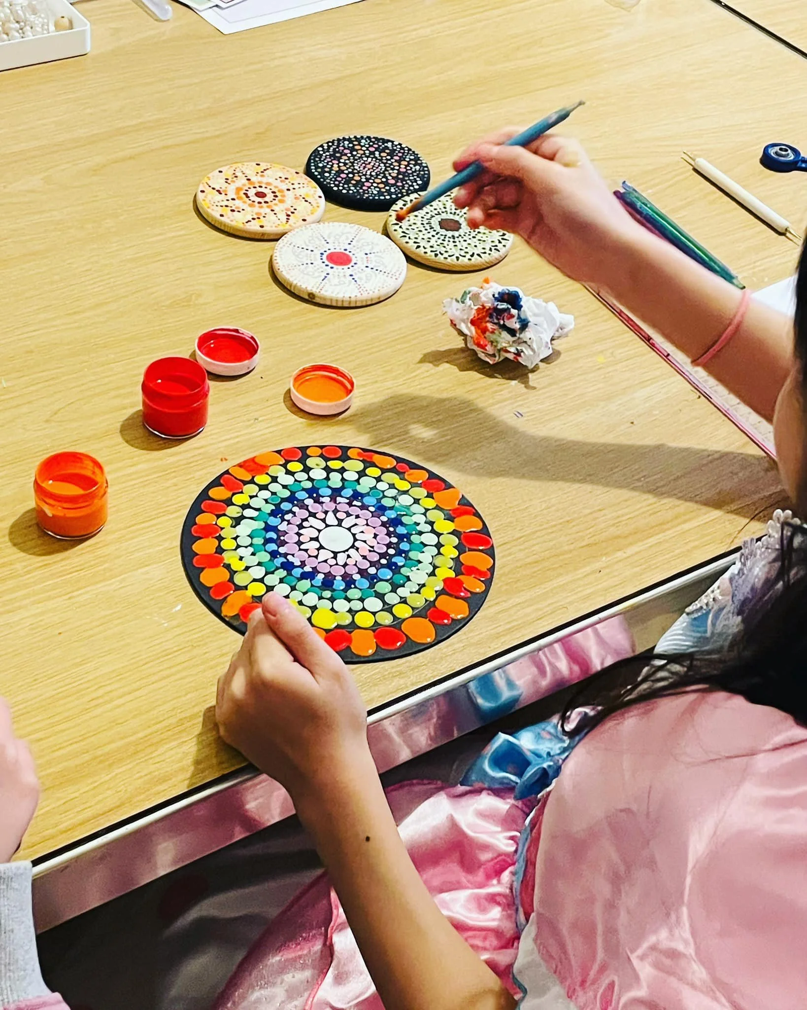 Making dot mandalas - children's workshop