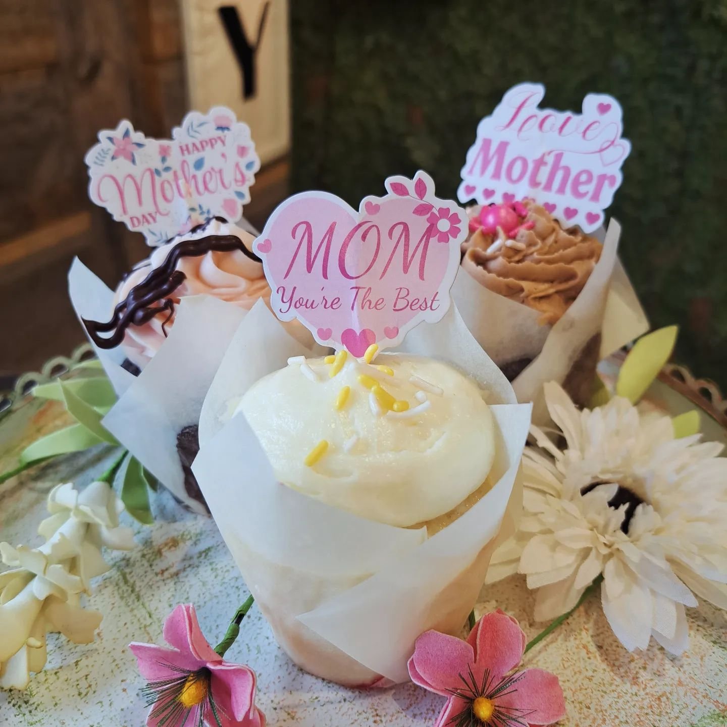 Looking for a SWEET Mother's day gift!? Order your Holiday 6-pack special now!  Flavors include: Lemon-Cream, Carrot, Red Velvet,  Diamond White, Turtle and Fresh Strawberry,  all adorned with pastel sprinkles and Mother's Day toppers!! 

Available O