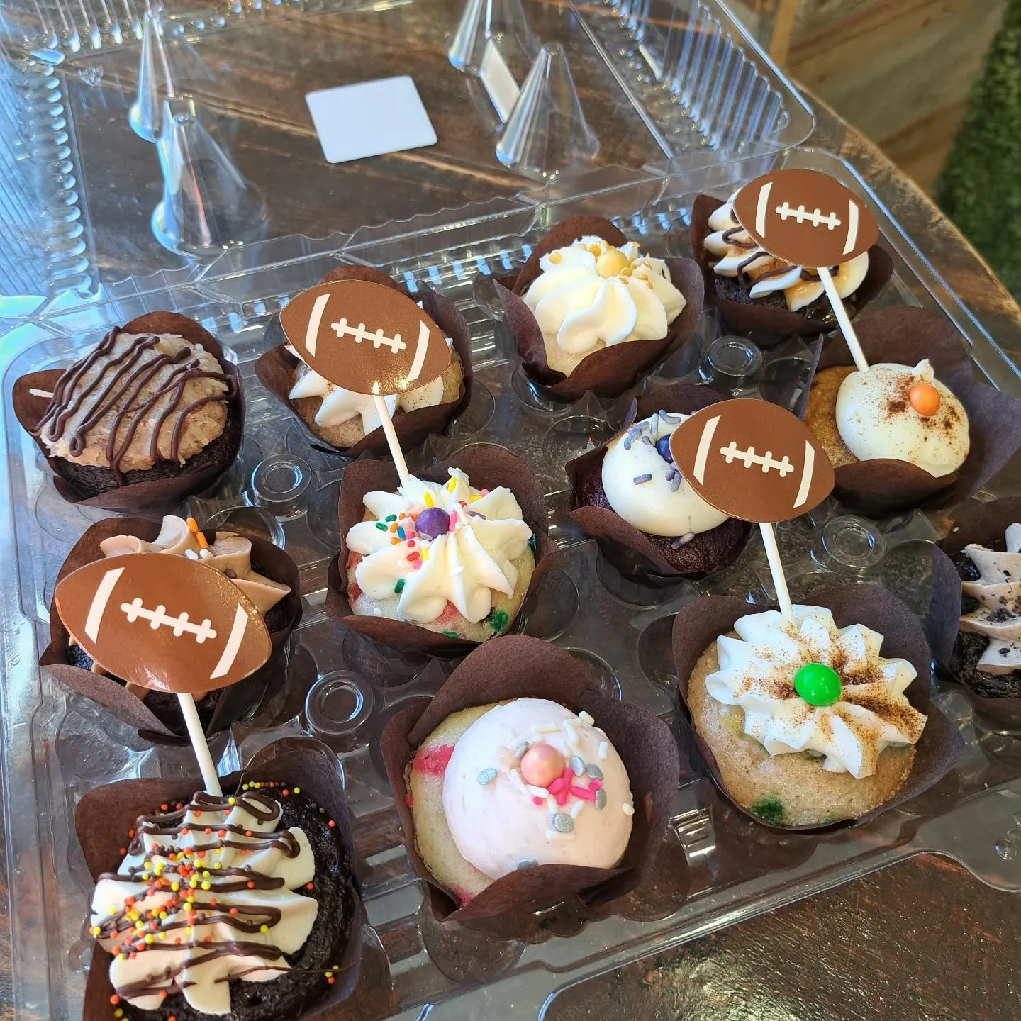 Go Broncos!! We're having a GAME-DAY special!! Whether you're heading down to the game or watching from your couch, come grab your assorted small 12-packs today and receive 10% off!! (Available Thursday, November 6th only!) 

#gobroncos
#broncospecia