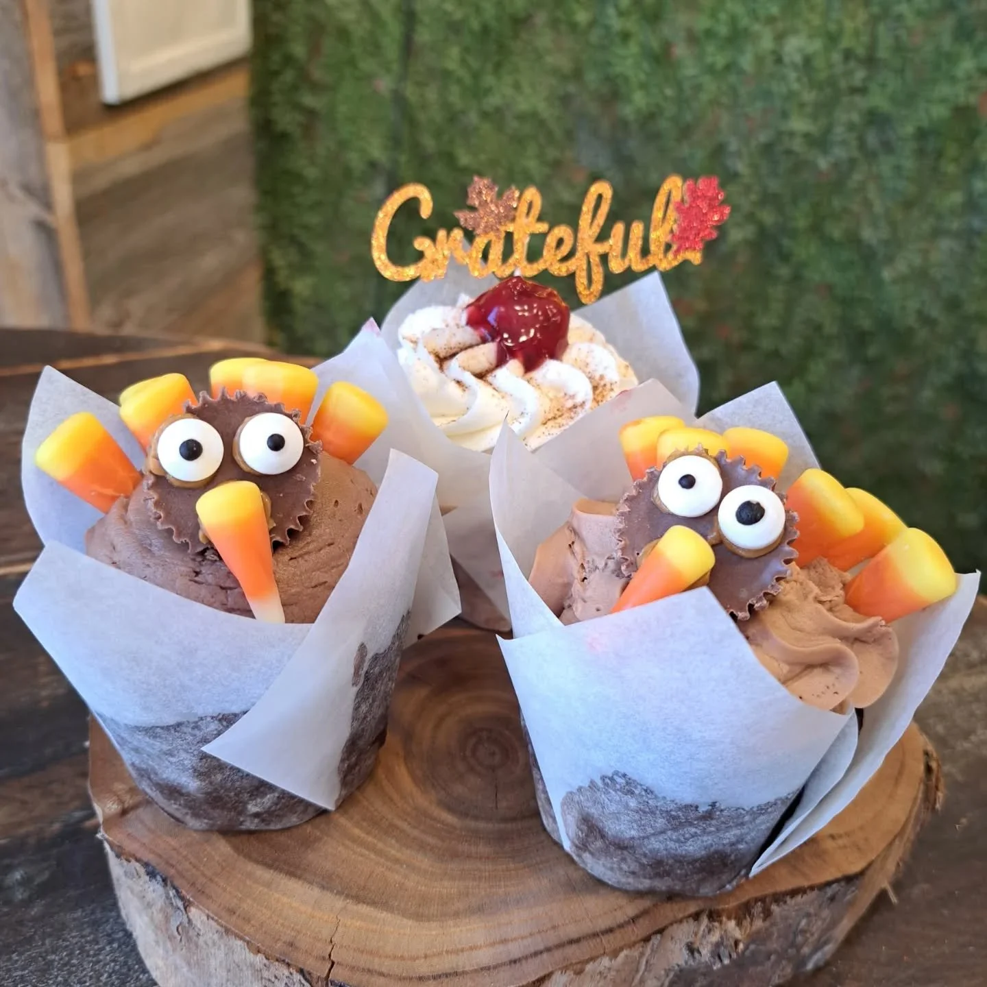 Looking for Dessert for Thanksgiving, Friendsgiving, or just because? We've got you covered! 

Pre-order your Thanksgiving 6-pack specials for 6 regular sized Thanksgiving themed cupcakes (including Chocolate Turkeys!) or pick up a assortment of smal